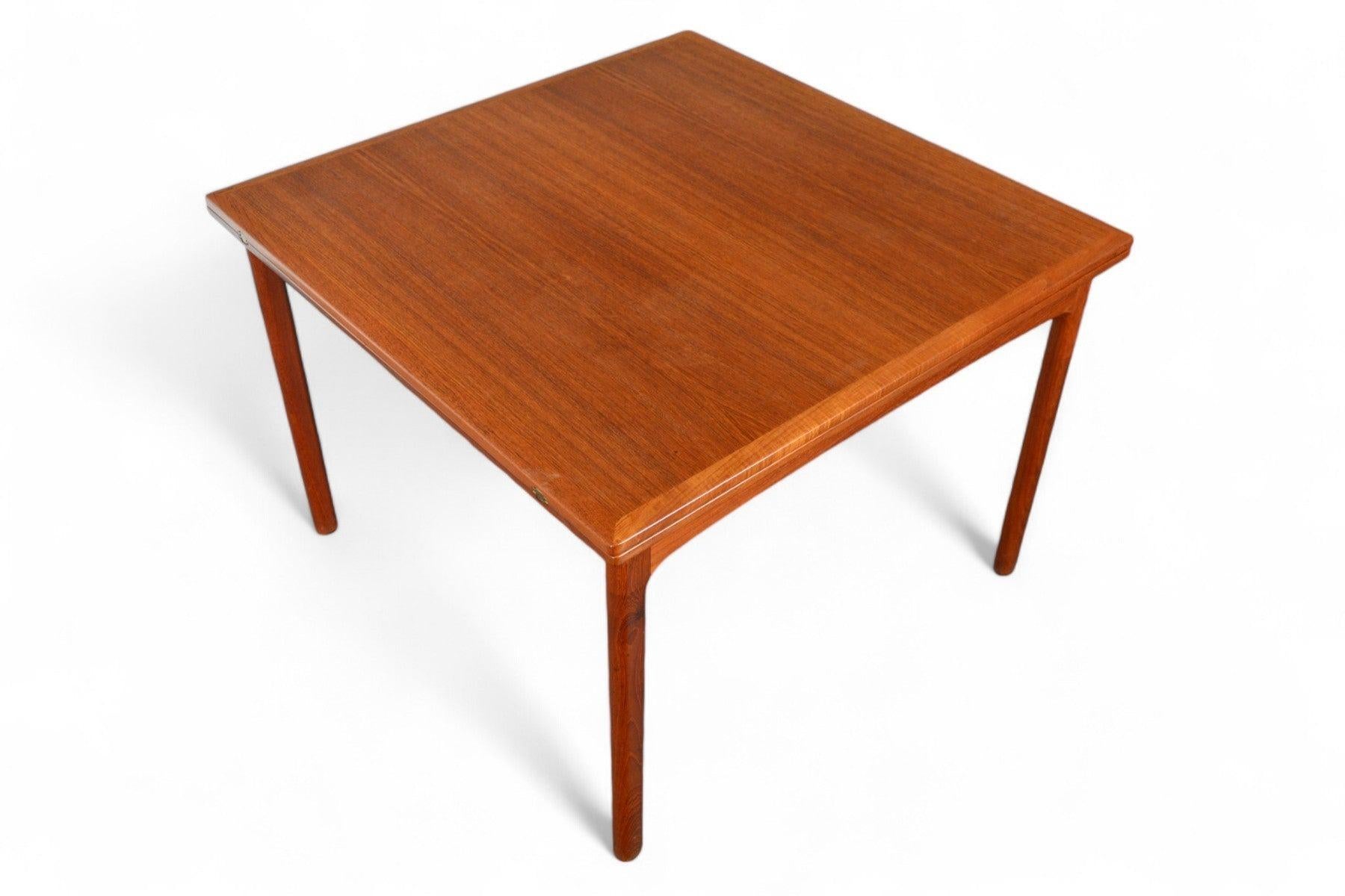 Origine : Suède
Designer : Folke Ohlsson
Fabricant : DUX
Époque : 1950
Matériaux : Teck
Dimensions : 40