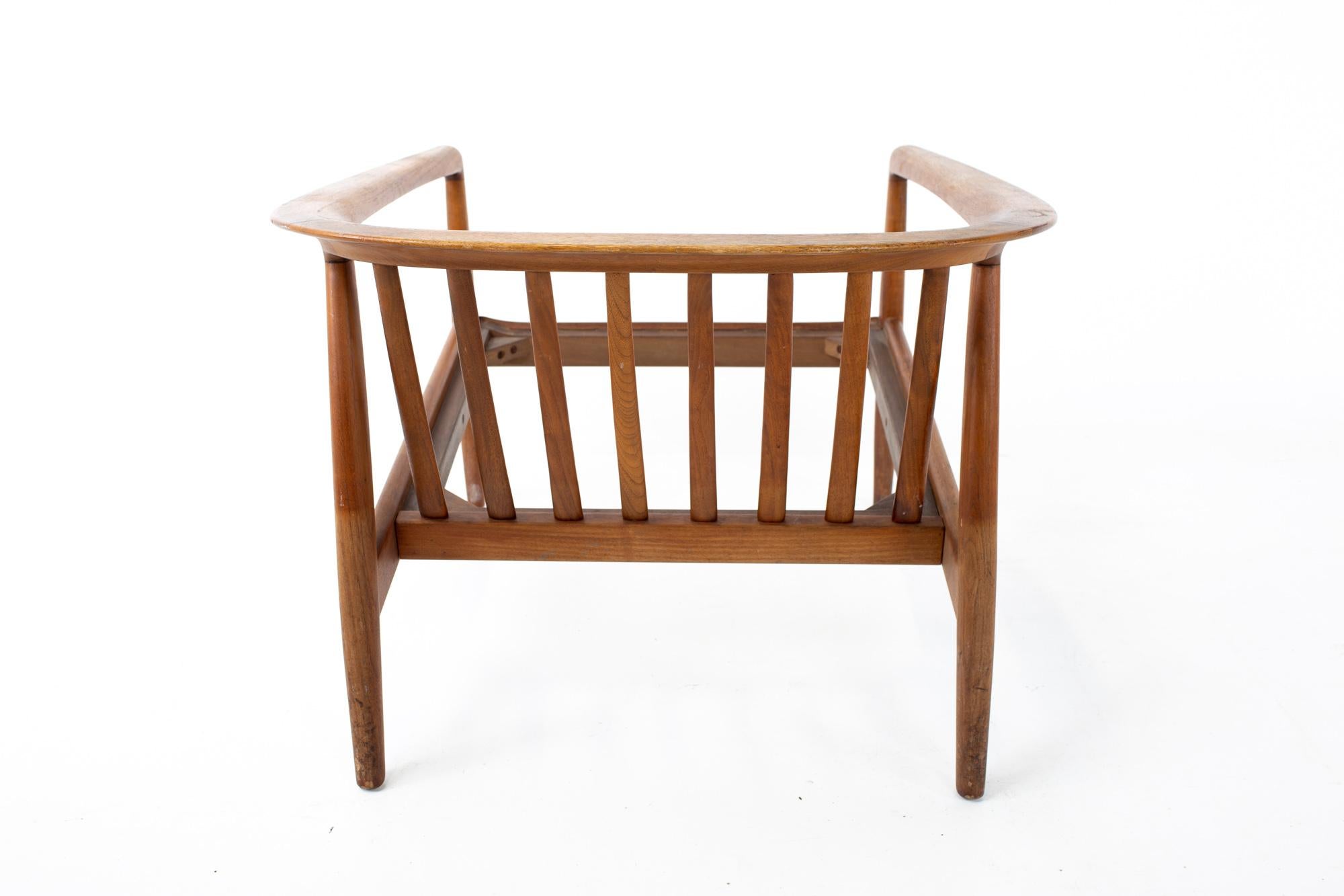 Folke Ohlsson for DUX Mid Century Danish Teak Barrel Lounge Chair In Good Condition In Countryside, IL