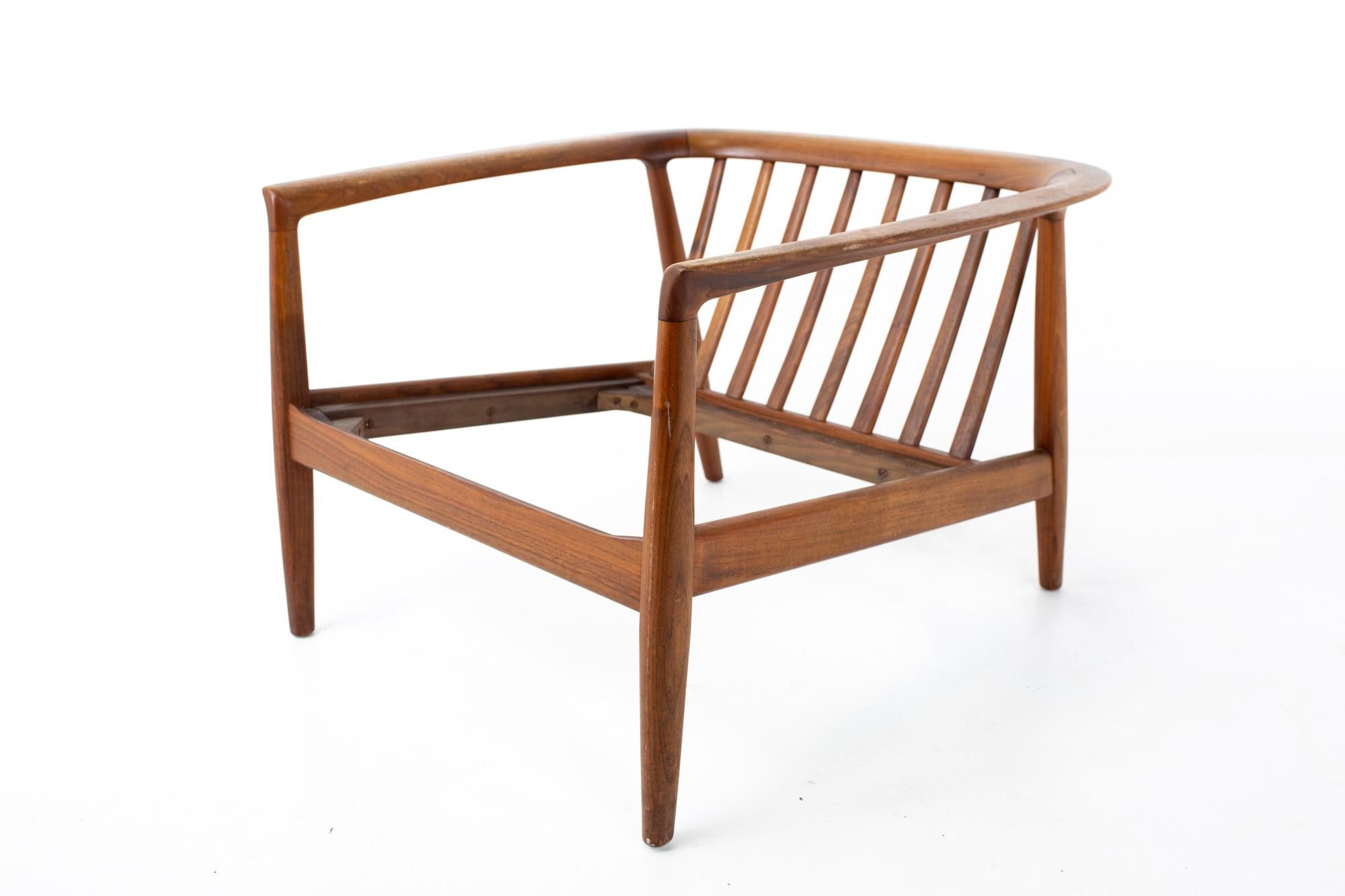 Folke Ohlsson for DUX Mid Century Danish Teak Barrel Lounge Chair In Good Condition In Countryside, IL