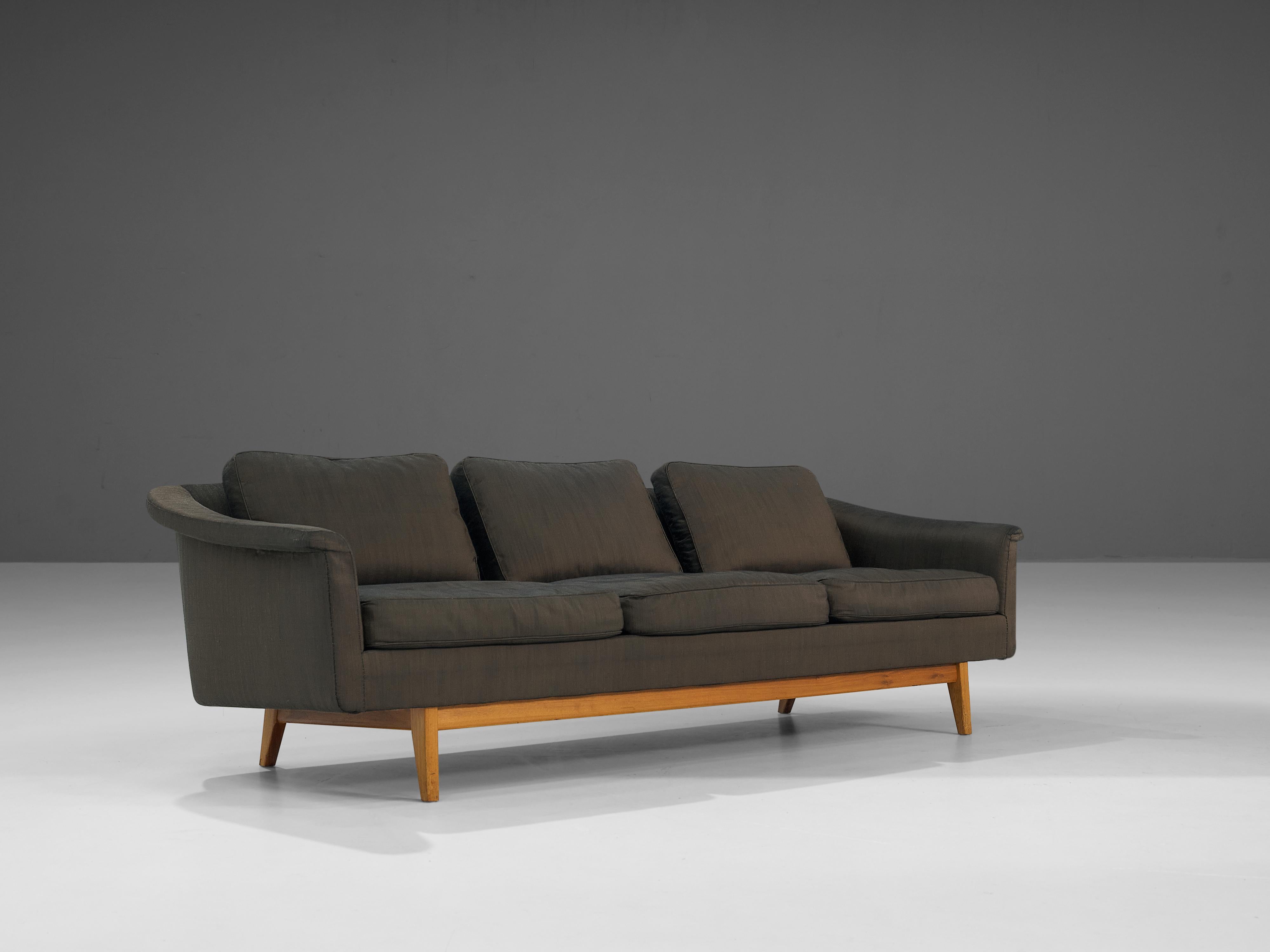 Folke Ohlsson for Dux, sofa model ‘Passadena’, walnut, fabric, Denmark, 1960s

This sofa is characterized by a splendid design that epitomizes a simplistic, natural and timeless aesthetics. The whole unit is well-designed showing a solid