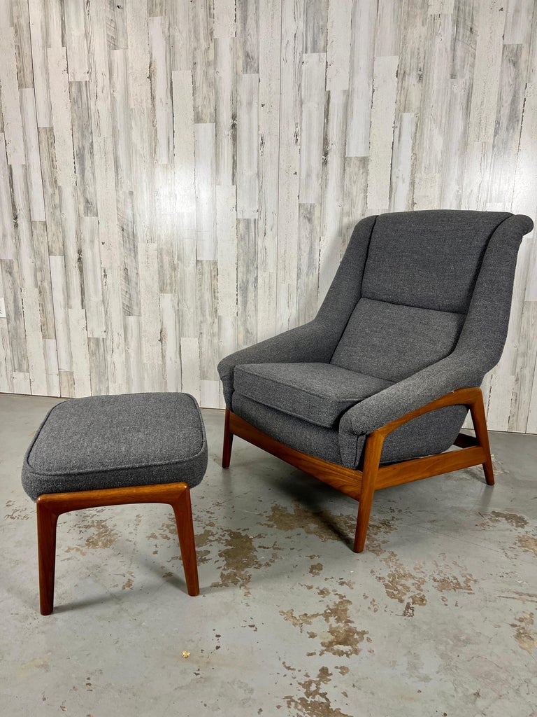Folke Ohlsson for DUX, reclining rocking chairs and ottomans in Outback by Kvadrot wool bouclé on a teak wood frame with lever-actuated reclining, with matching adjustable ottoman. The set consist of one chair and one ottoman

Measures: Chairs 35