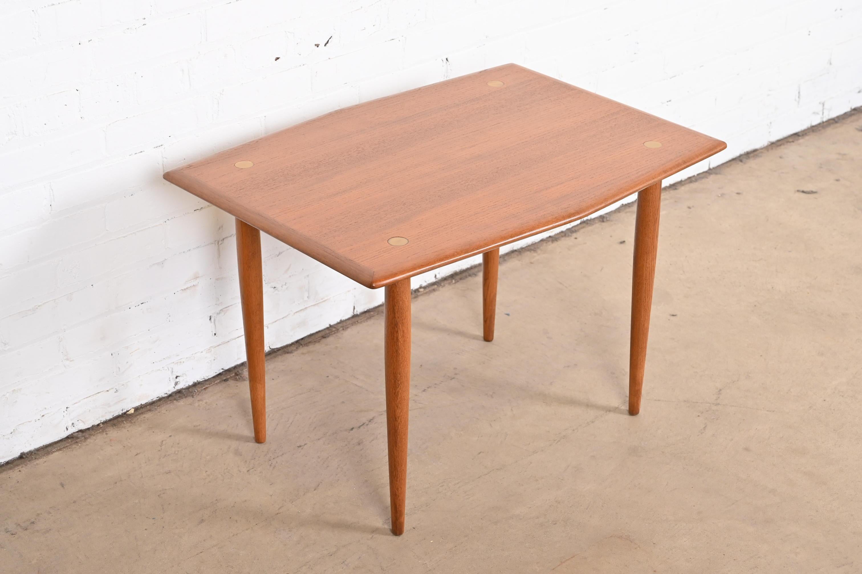 A gorgeous midcentury Scandinavian Modern boat-shaped side table

By Folke Ohlsson for DUX

Sweden, 1960s

Beautiful teak, with brass inlays.

Measures: 30