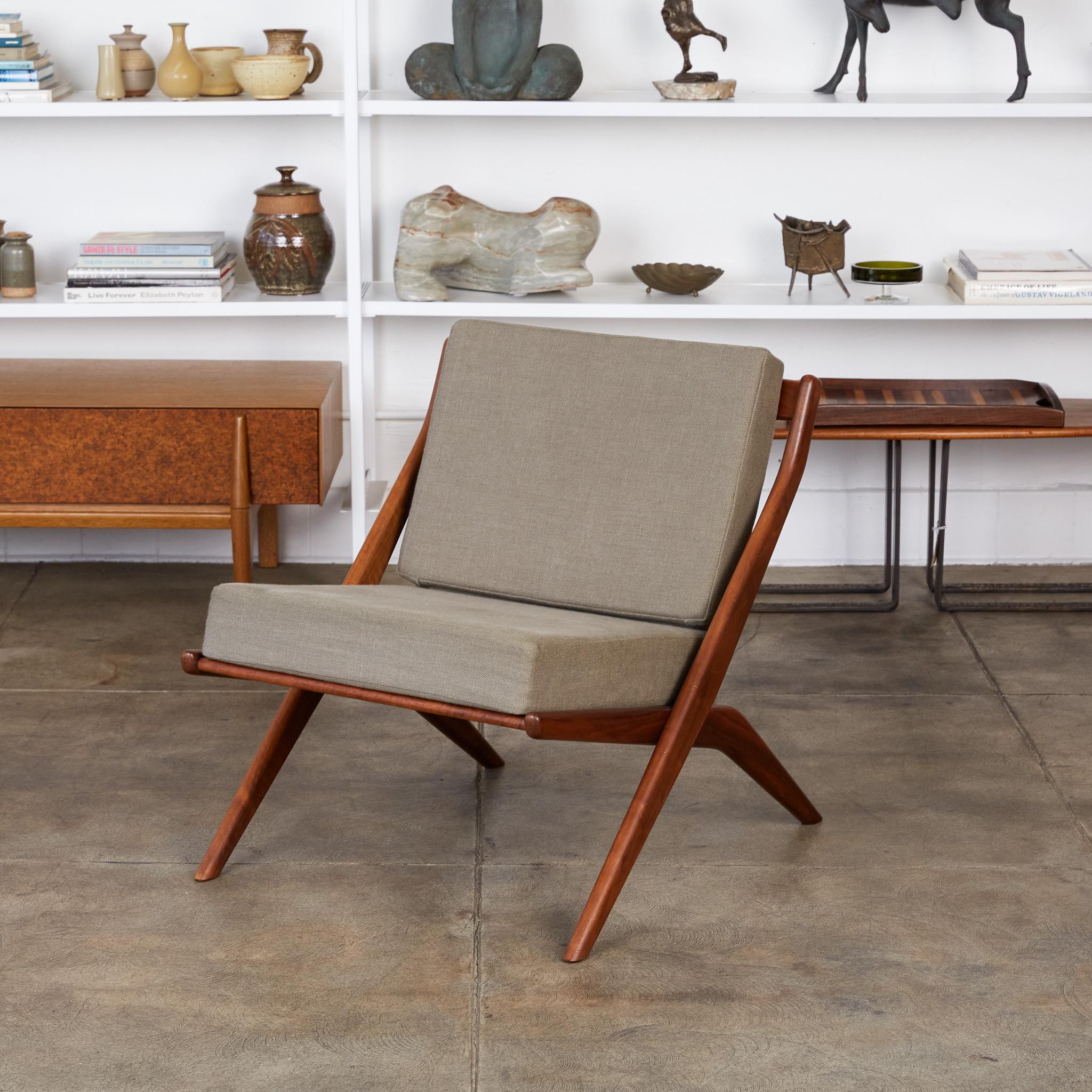 Scissor lounge chair by Folke Ohlsson for DUX, Sweden, circa 1950s. The chair features a scissor-like teak frame with slatted wood backrest and newly upholstered cushions in gray Belgian linen.

Condition: Excellent restored condition with new foam
