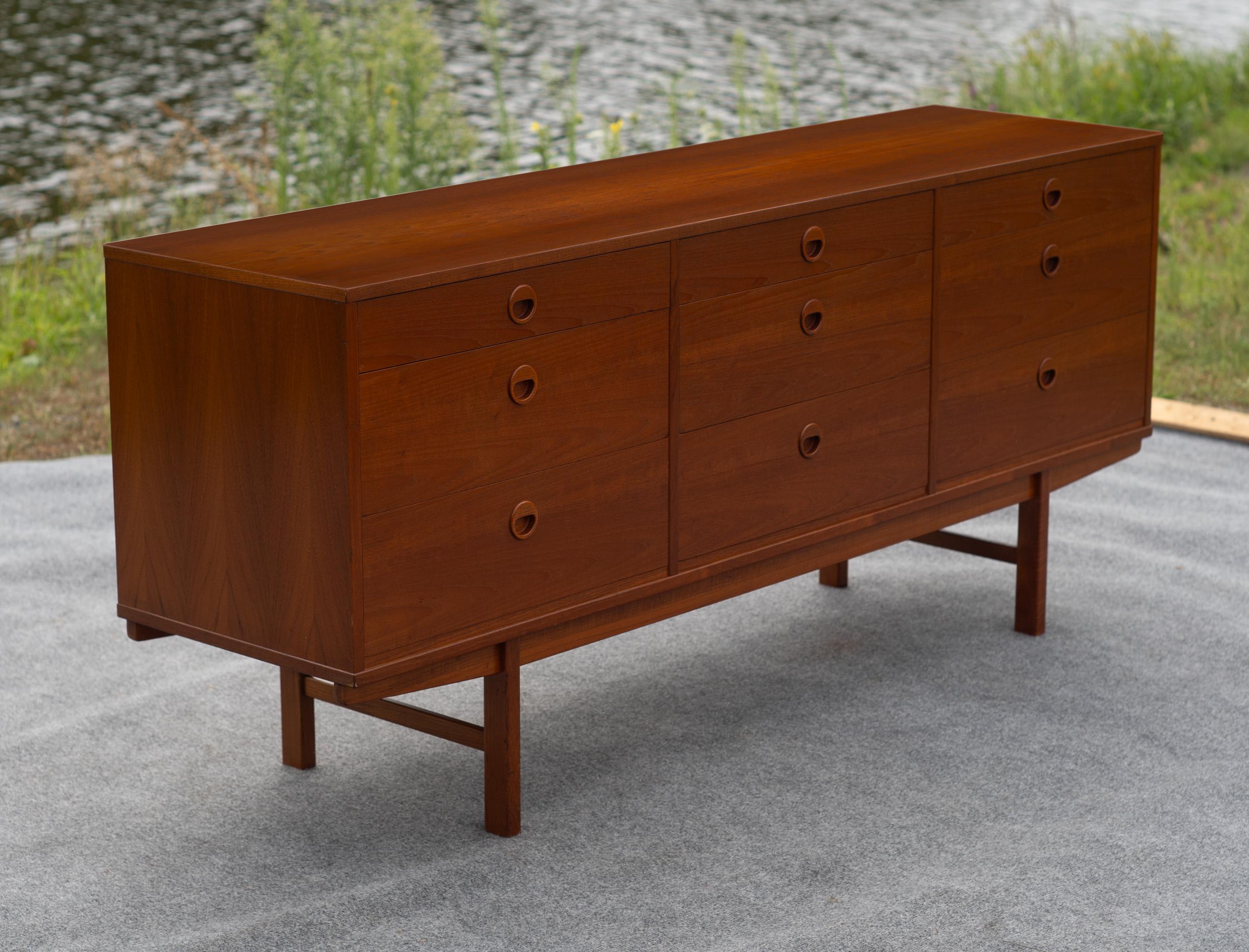 Folke Ohlsson for DUX Swedish Teak 9-Drawer Mid Century Modern Dresser Sideboard In Good Condition For Sale In Philadelphia, PA