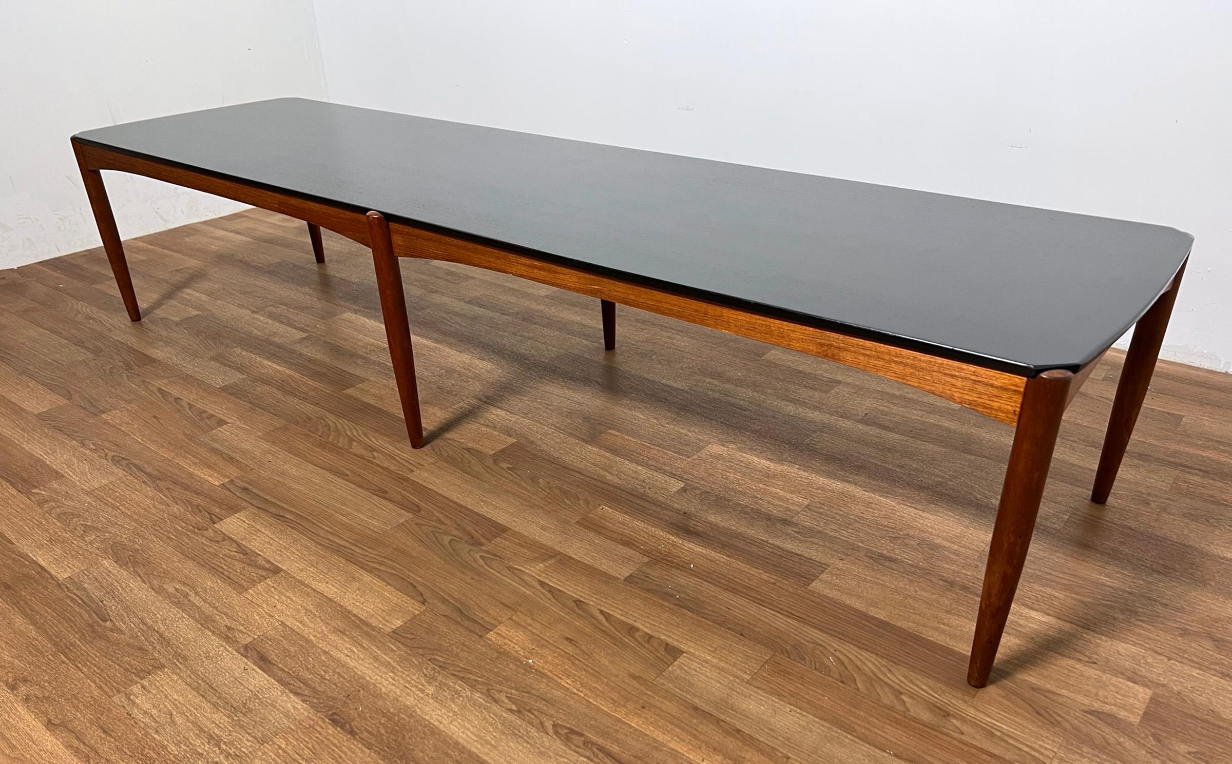 Rare table basse de forme banc en teck avec plateau ébonisé par Folke Ohlsson pour CIRCA, fabriquée en Suède vers les années 1960.