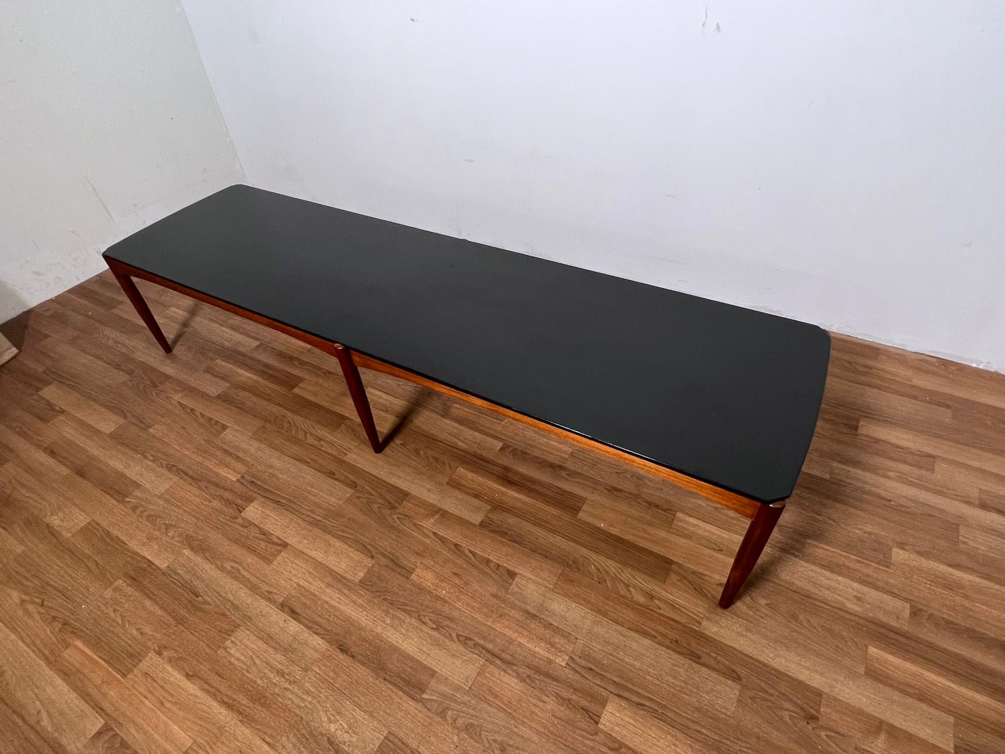 Scandinave moderne Folke Ohlsson table basse en forme de banc en teck et en ébène pour Dux, Suède en vente