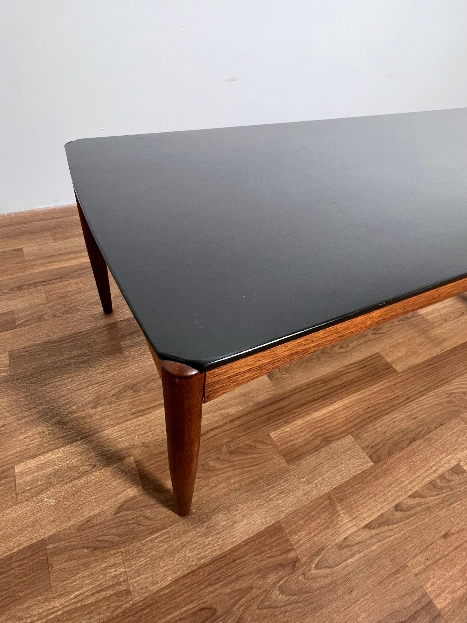 Teck Folke Ohlsson table basse en forme de banc en teck et en ébène pour Dux, Suède en vente