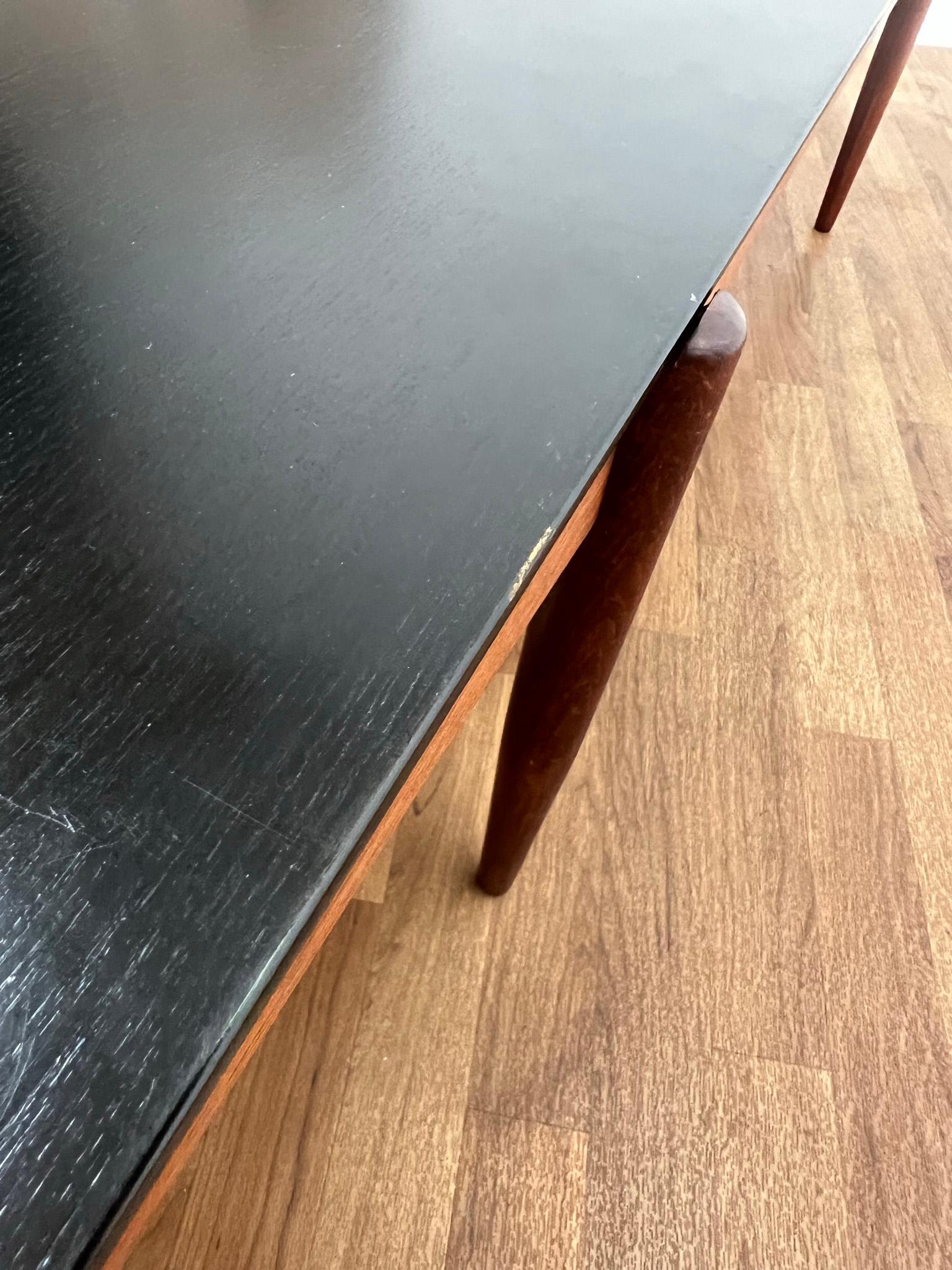 Folke Ohlsson table basse en forme de banc en teck et en ébène pour Dux, Suède en vente 1