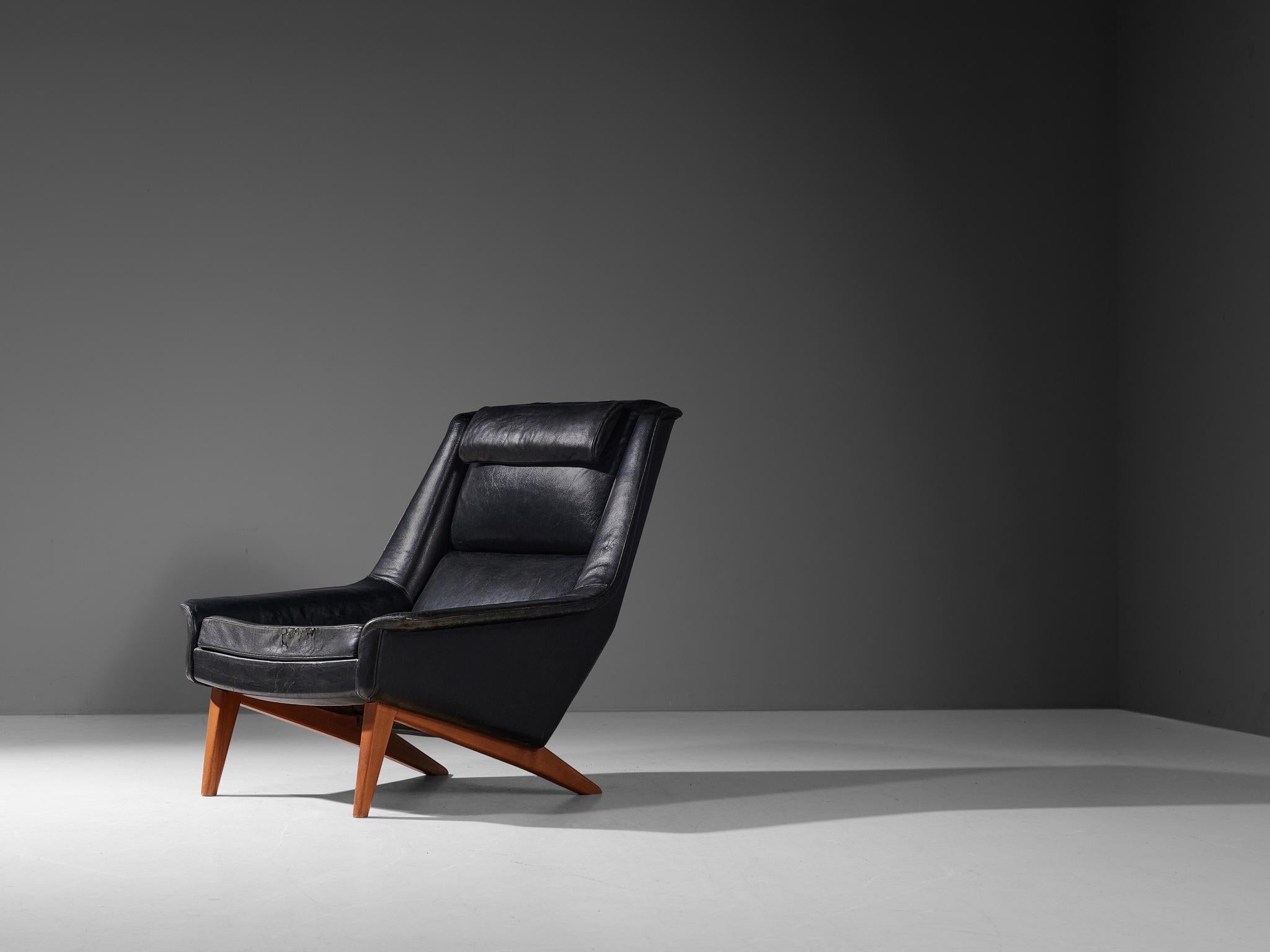 Folke Ohlsson for Fritz Hansen, easy chair model '4410', leather, beech, Denmark, designed in 1957.

This high-quality lounge chair is characterized by a stylish timeless design based on elegant shapes and clean lines. The slightly wing-shaped