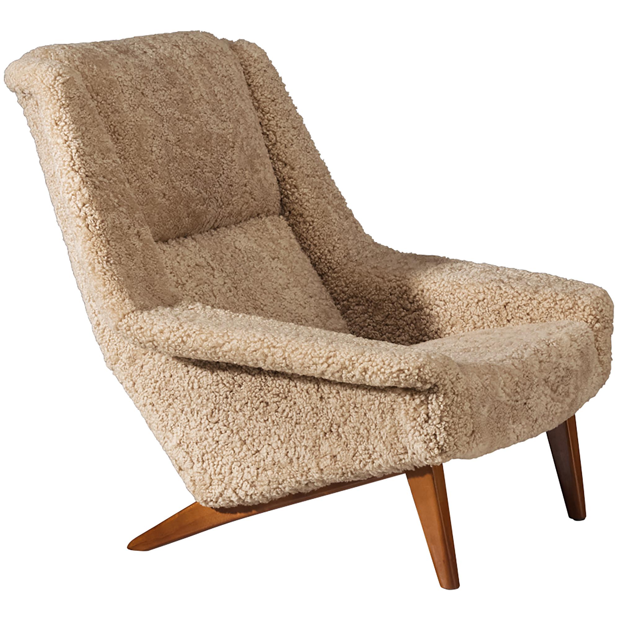 What is the difference between a lounge and recliner?