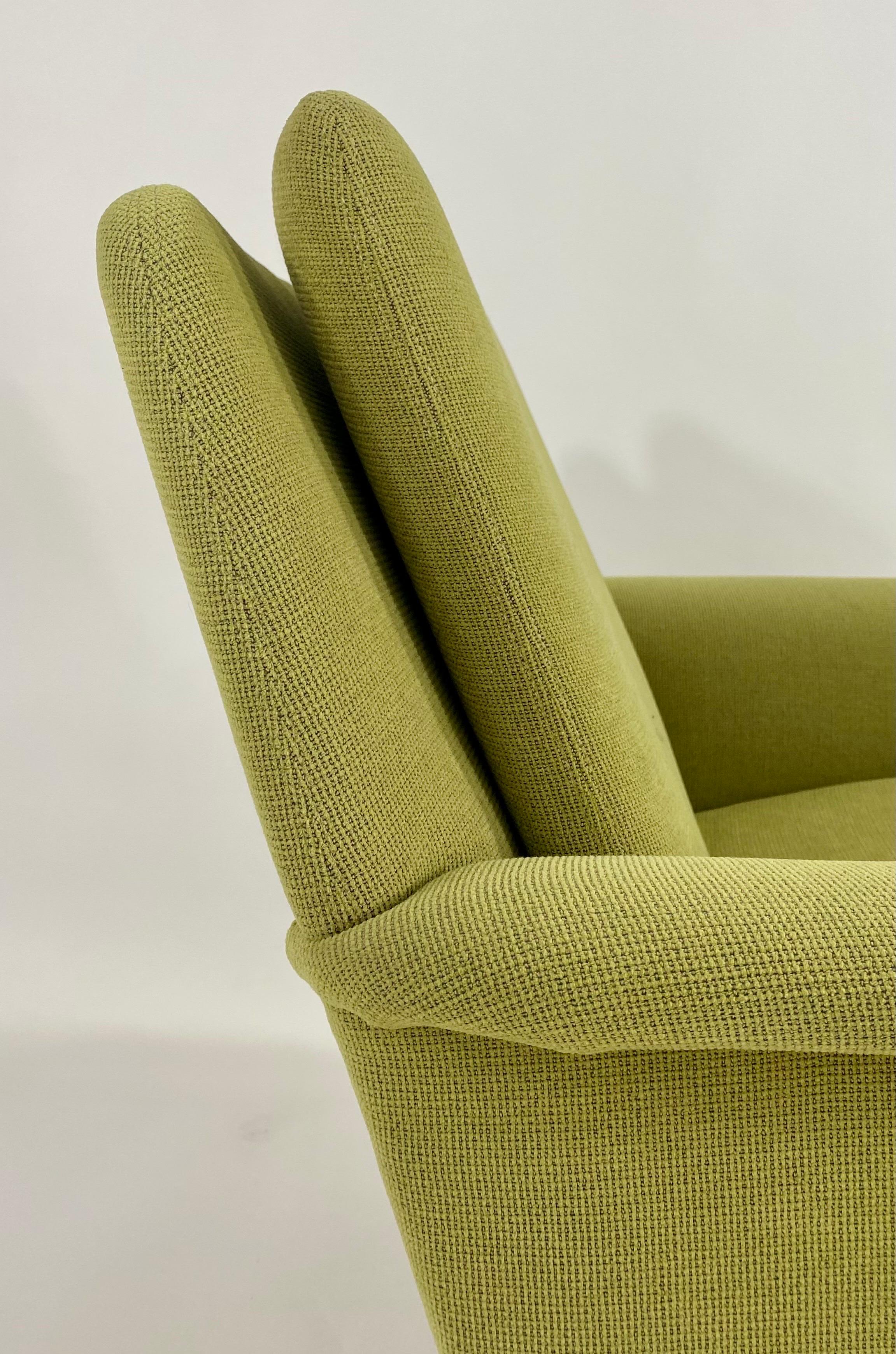Folke Ohlsson for Fritz Hansen MCM Lounge Chair in Green Upholstery, a Pair For Sale 4