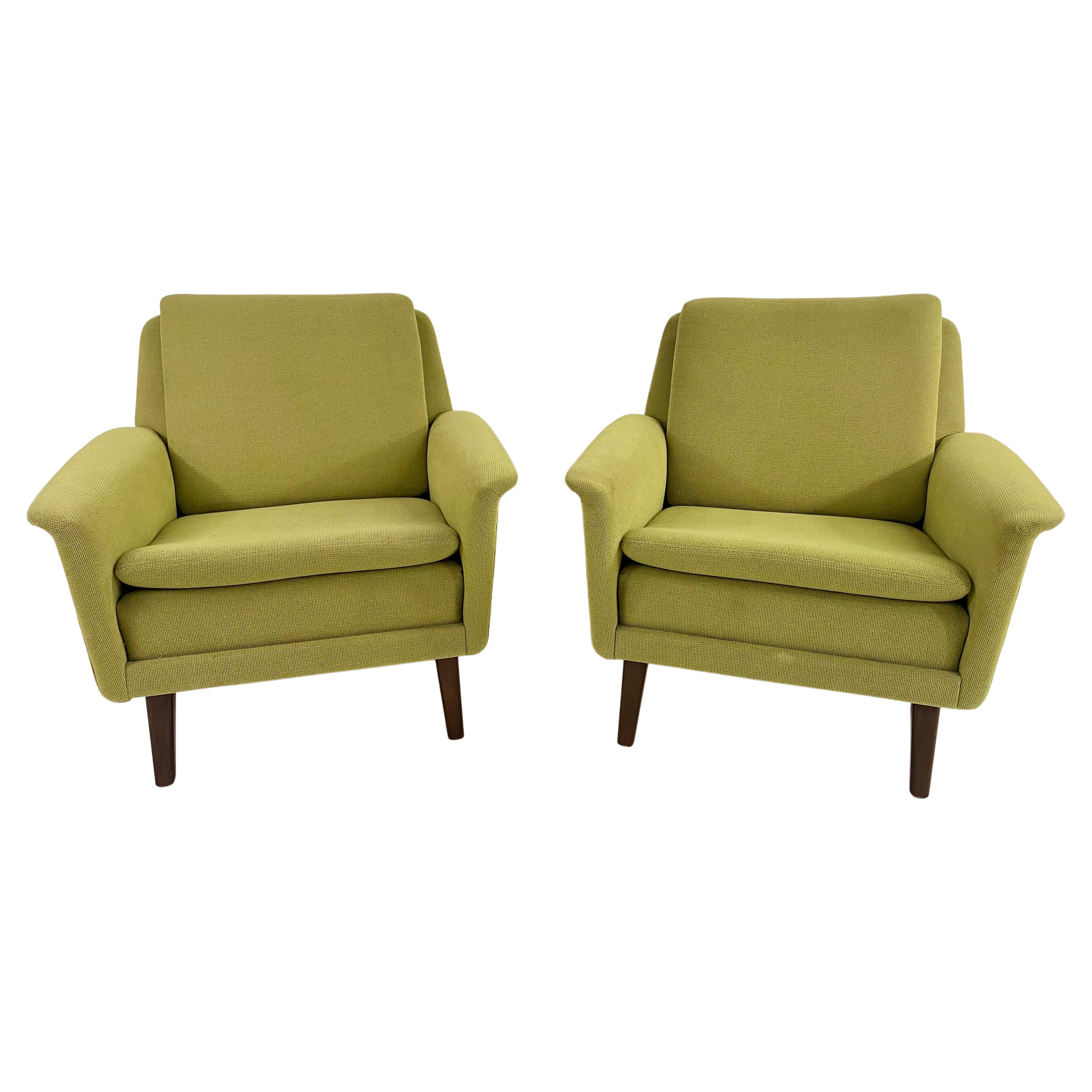 A pair of Mid-Century Modern lounge or easy chairs designed by Folke Ohlsson (Sweden, 1919-2003) for Fritz Hansen ( established - Denmark 1872 by Cabinet Maker Fritz Hansen). 

These conformable and fine lounge chairs model 0863 were crafted and