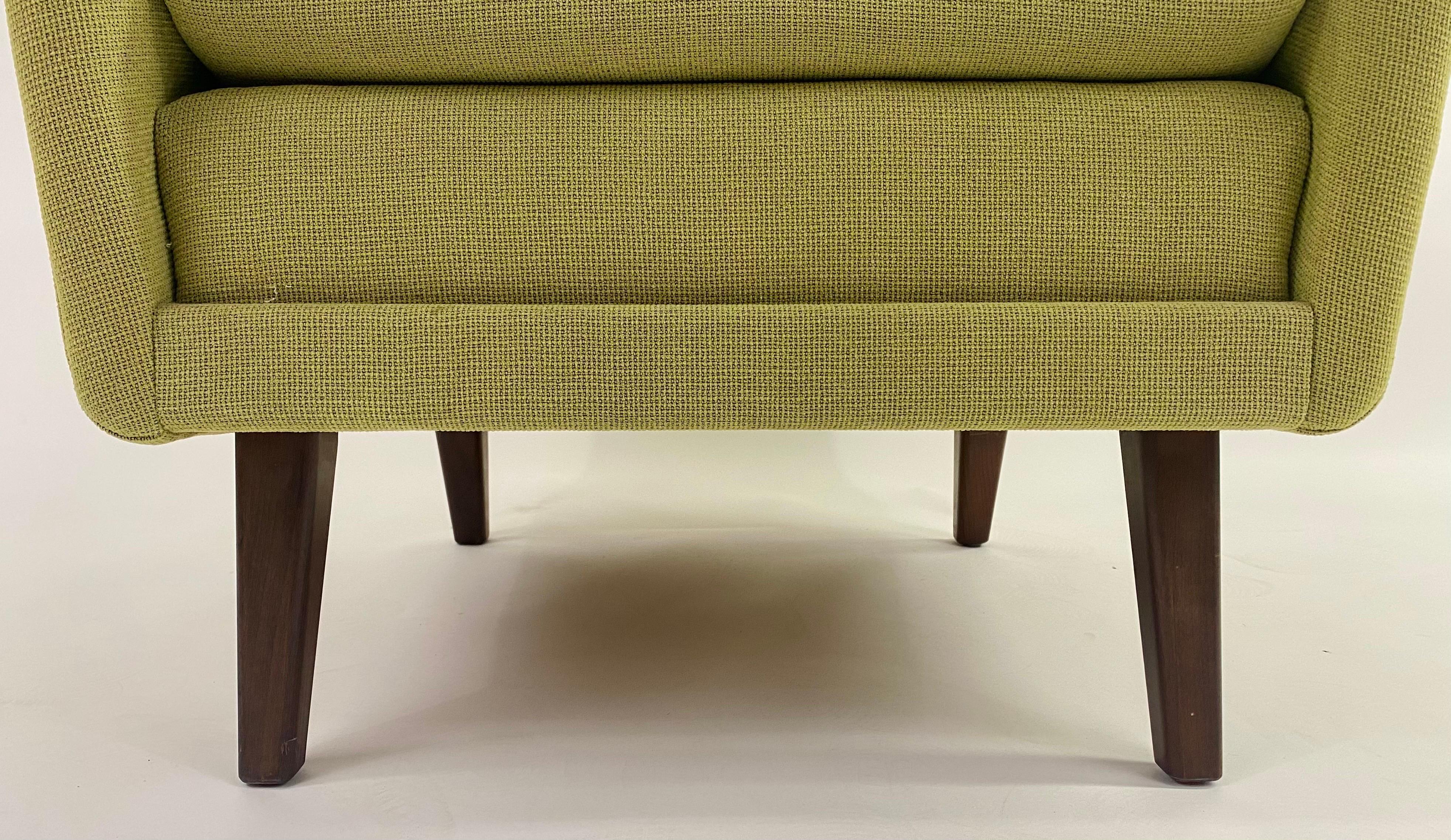 Folke Ohlsson pour Fritz Hansen MCM fauteuil de salon en tissu vert, une paire Bon état - En vente à Plainview, NY
