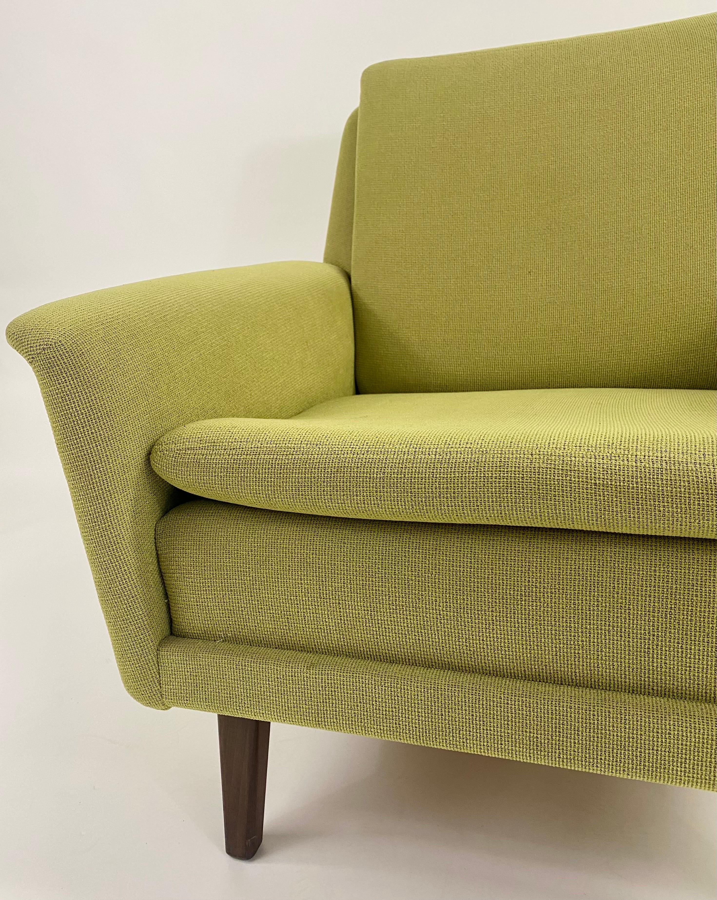 20ième siècle Folke Ohlsson pour Fritz Hansen MCM fauteuil de salon en tissu vert, une paire en vente