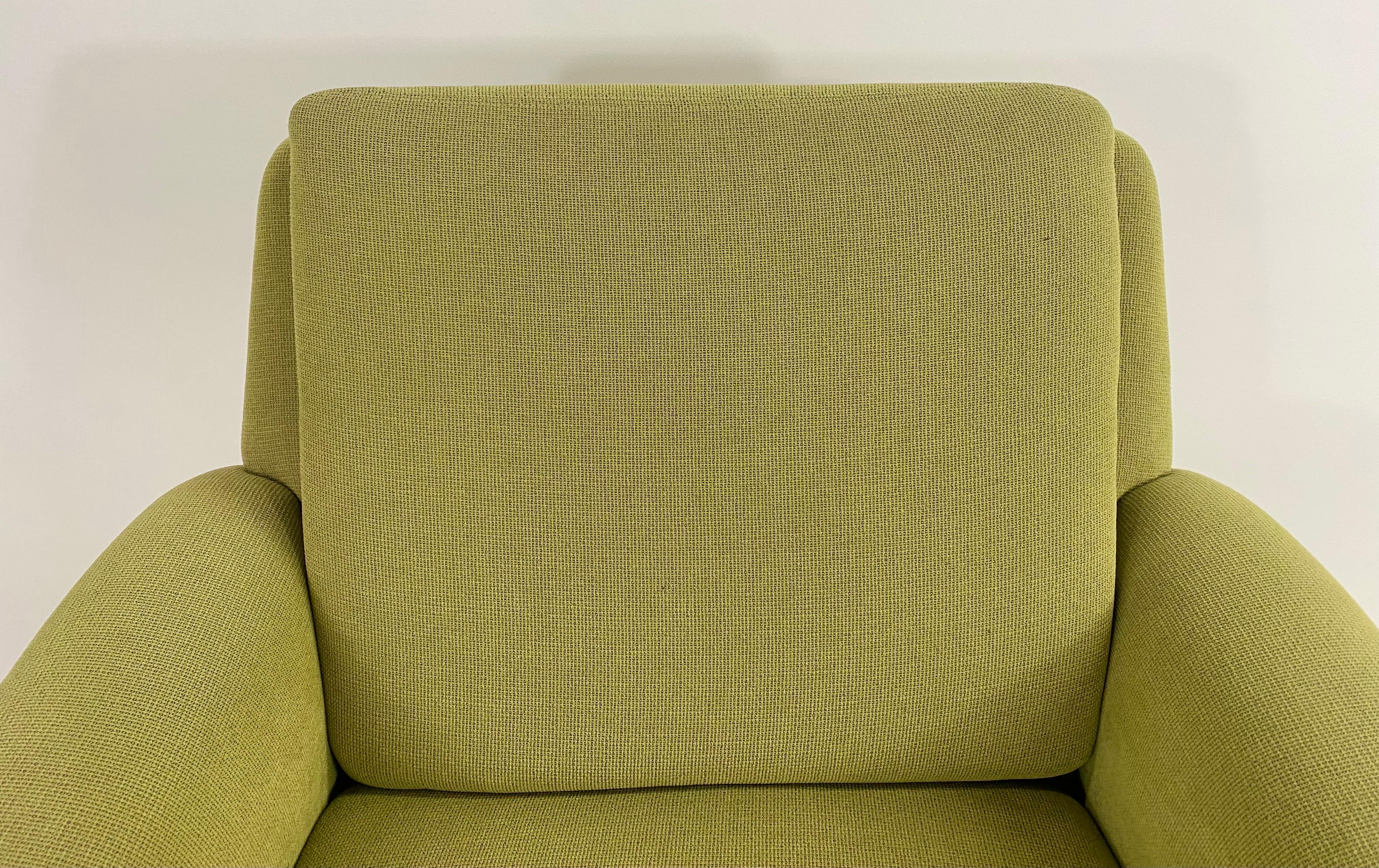 Folke Ohlsson for Fritz Hansen MCM Lounge Chair in Green Upholstery, a Pair For Sale 1