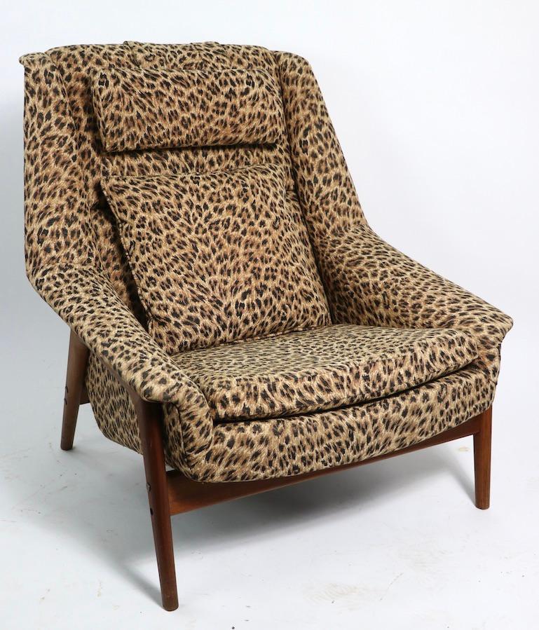 Scandinave moderne Folke Ohlsson fauteuil de salon de DUX of Sweden en tissu imprimé guépard en vente