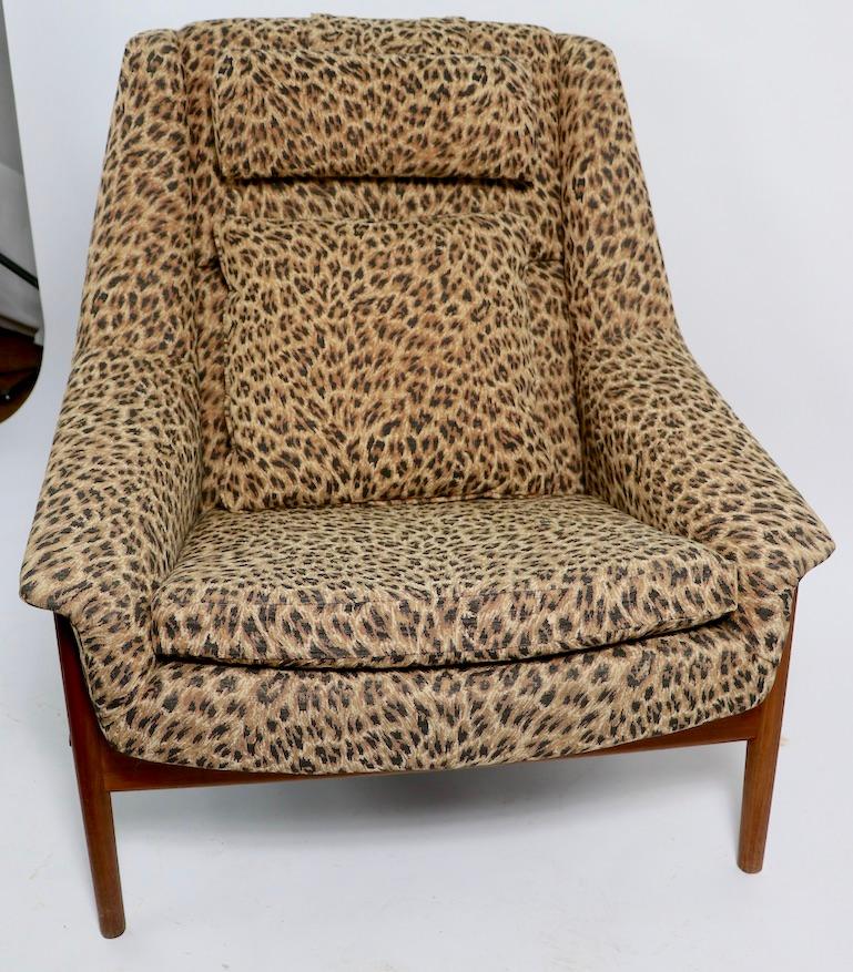 Suédois Folke Ohlsson fauteuil de salon de DUX of Sweden en tissu imprimé guépard en vente