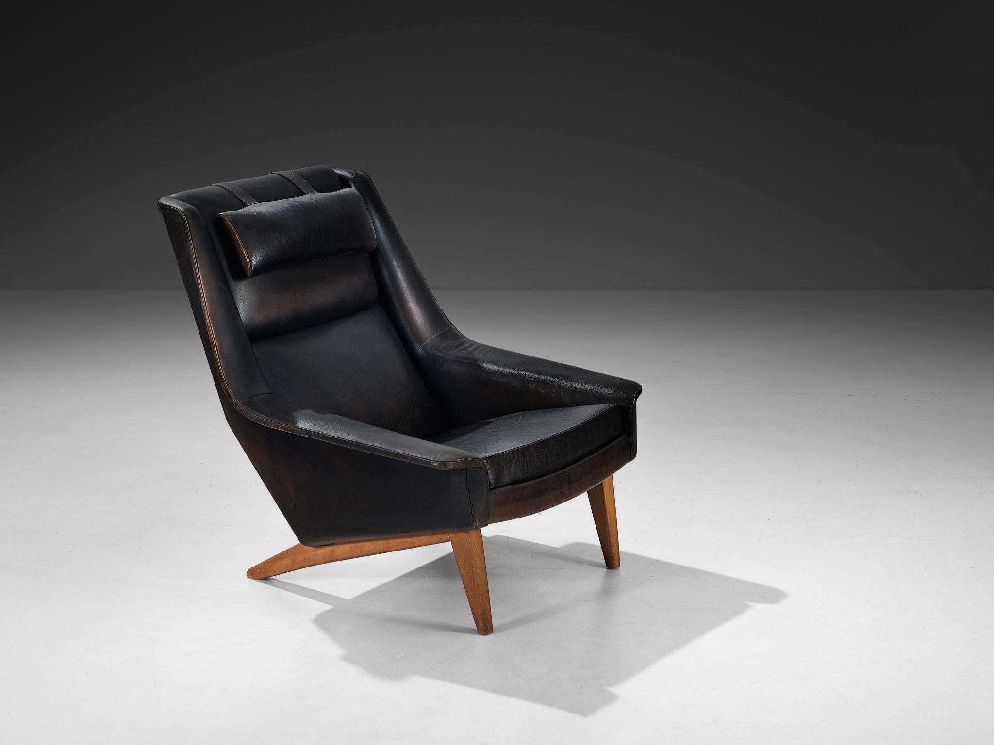 Folke Ohlsson for Fritz Hansen, easy chair, leather, teak, Denmark, designed in 1957

This mid-century lounge chair, designed by Folke Ohlsson for Fritz Hansen in 1957, blends comfort with timeless style. Made from premium teak and leather, it