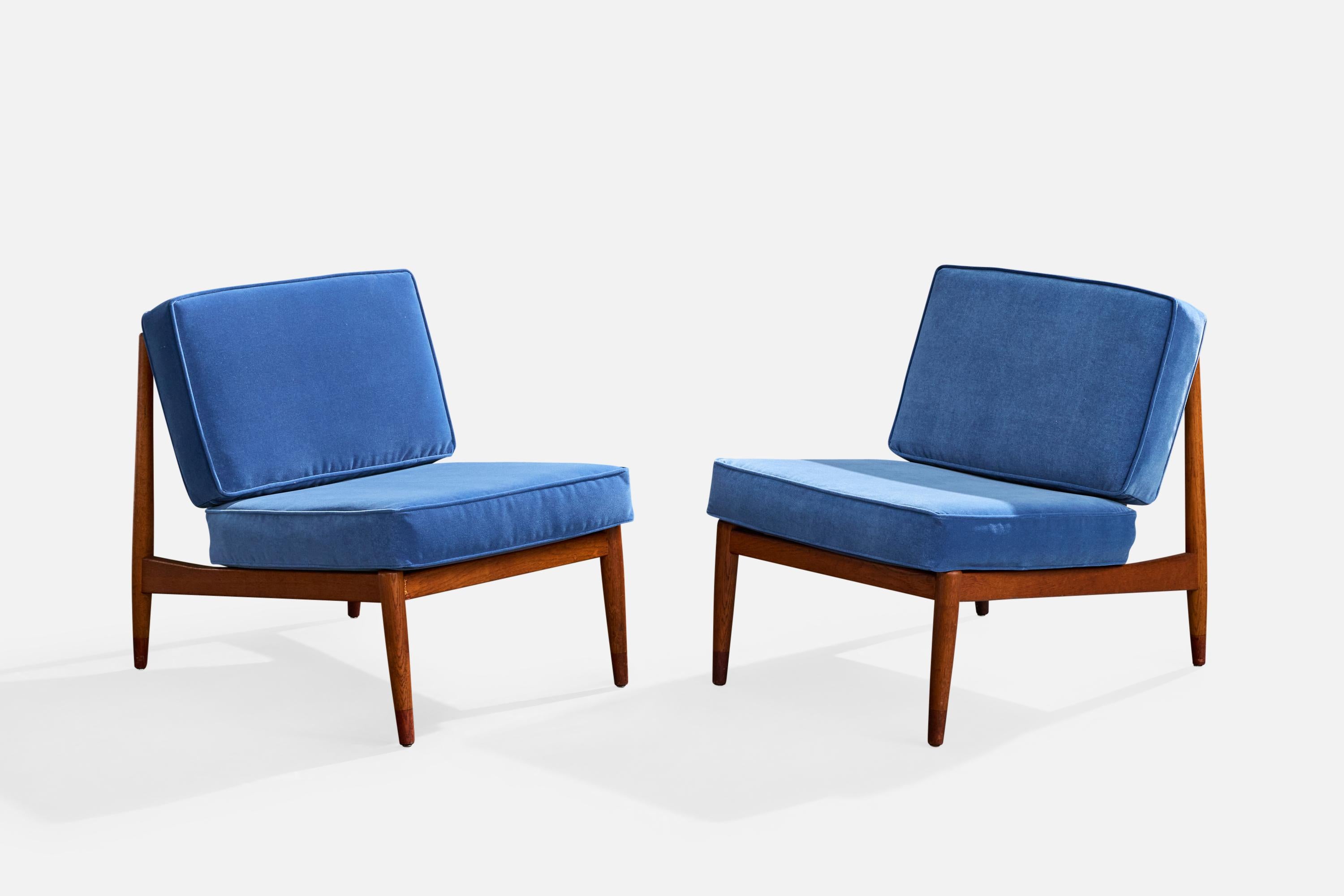 Ein Paar Sessel aus Teakholz und blauem Samt, entworfen von Folke Ohlsson und hergestellt von DUX, Schweden, ca. 1960er Jahre.

Kissen neu gepolstert mit nagelneuem Samt.

Gesamtabmessungen (Zoll): 27,0 