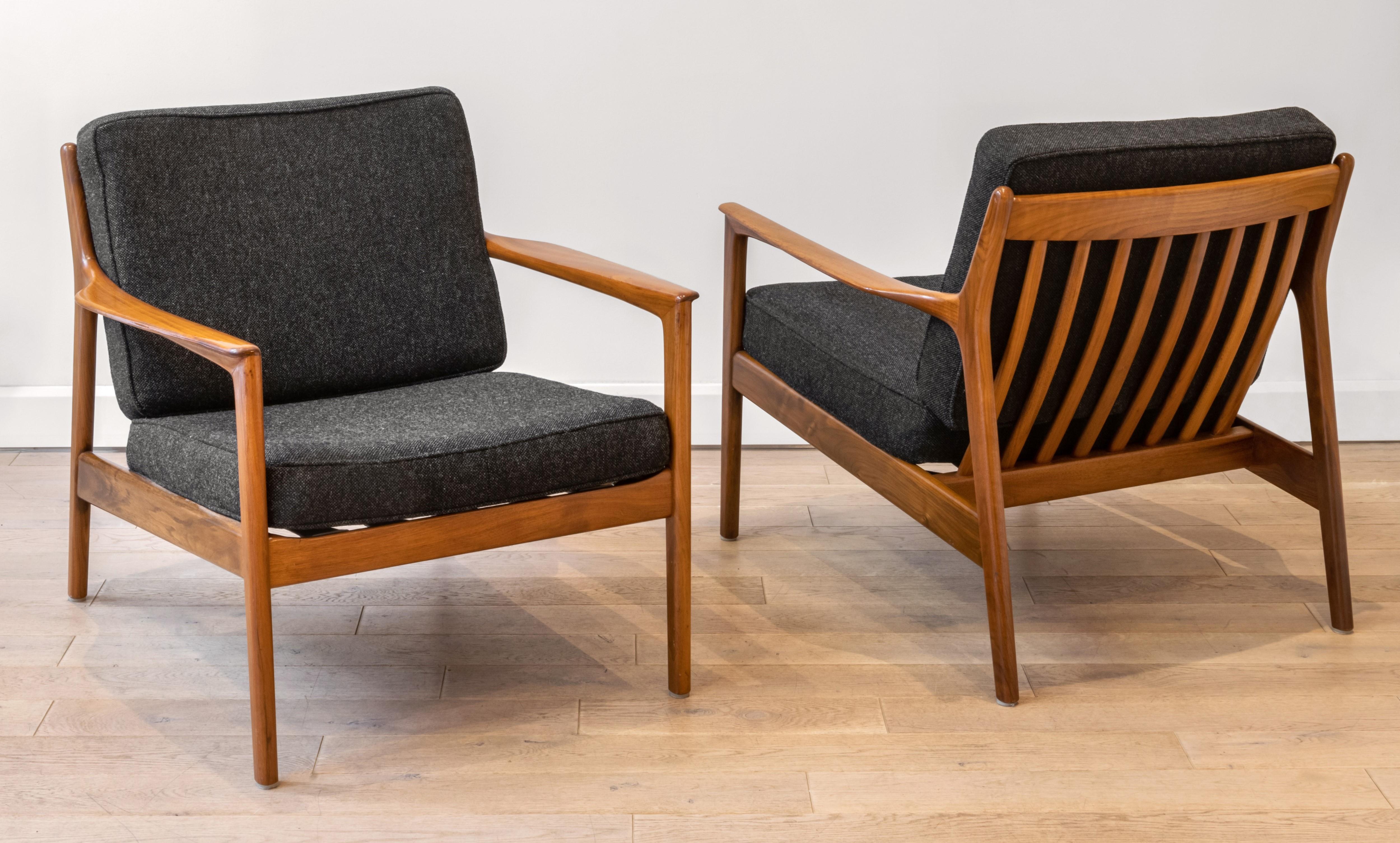 A pair of lounge chairs model USA 75 designed by Folke Ohlsson in 1956 and edited by DUX. They have a very nice grain of wood and the elegant double curve of the backrest makes the difference versus the other lounge chairs of this period. Folke