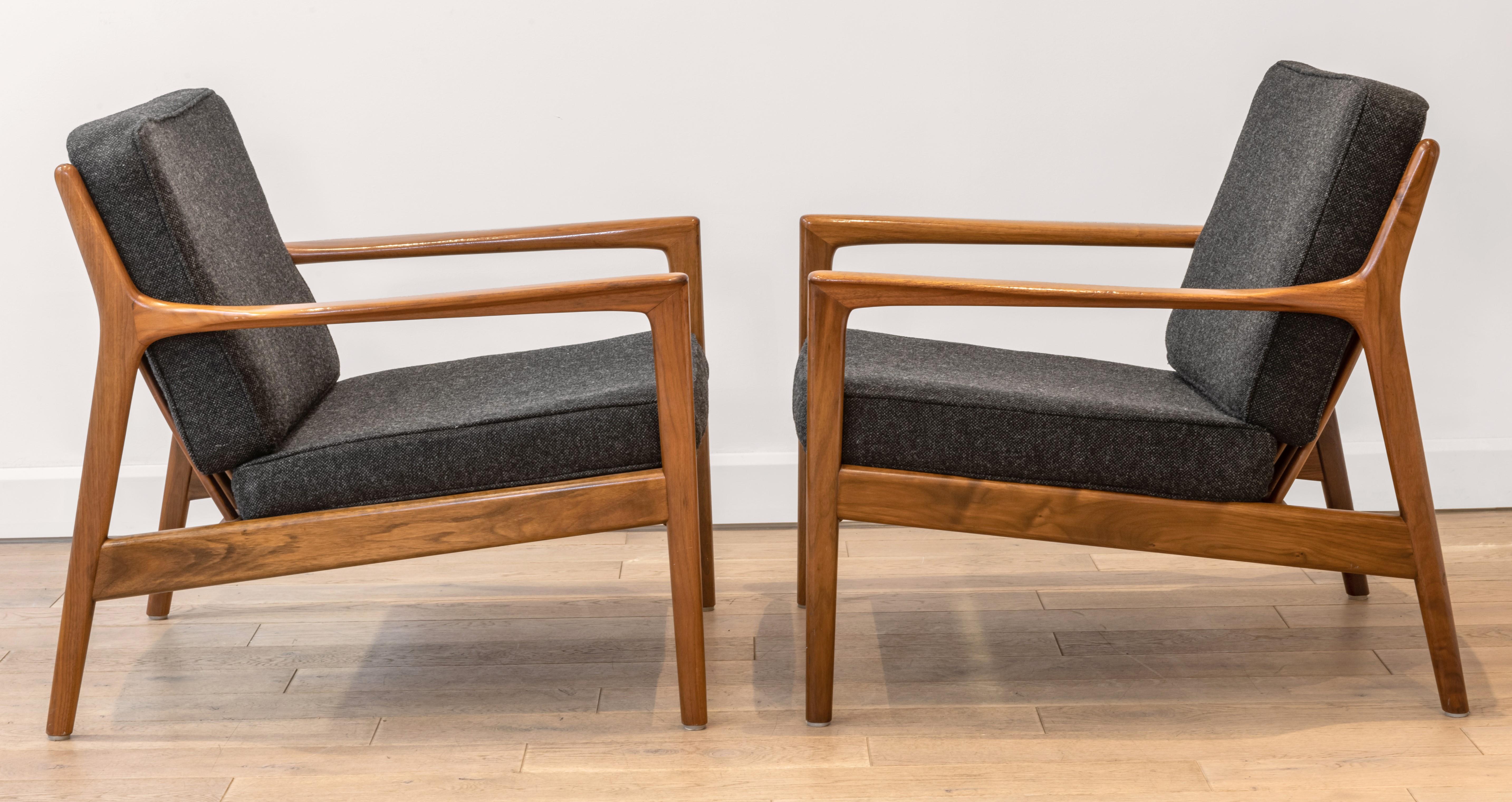 A pair of lounge chairs model USA 75 designed by Folke Ohlsson in 1956 and edited by DUX. This is the most beautiful version of USA75 in walnut with a very nice grain of wood. Folke Ohlsson was born in Sweden, in 1919. He studied at the School of