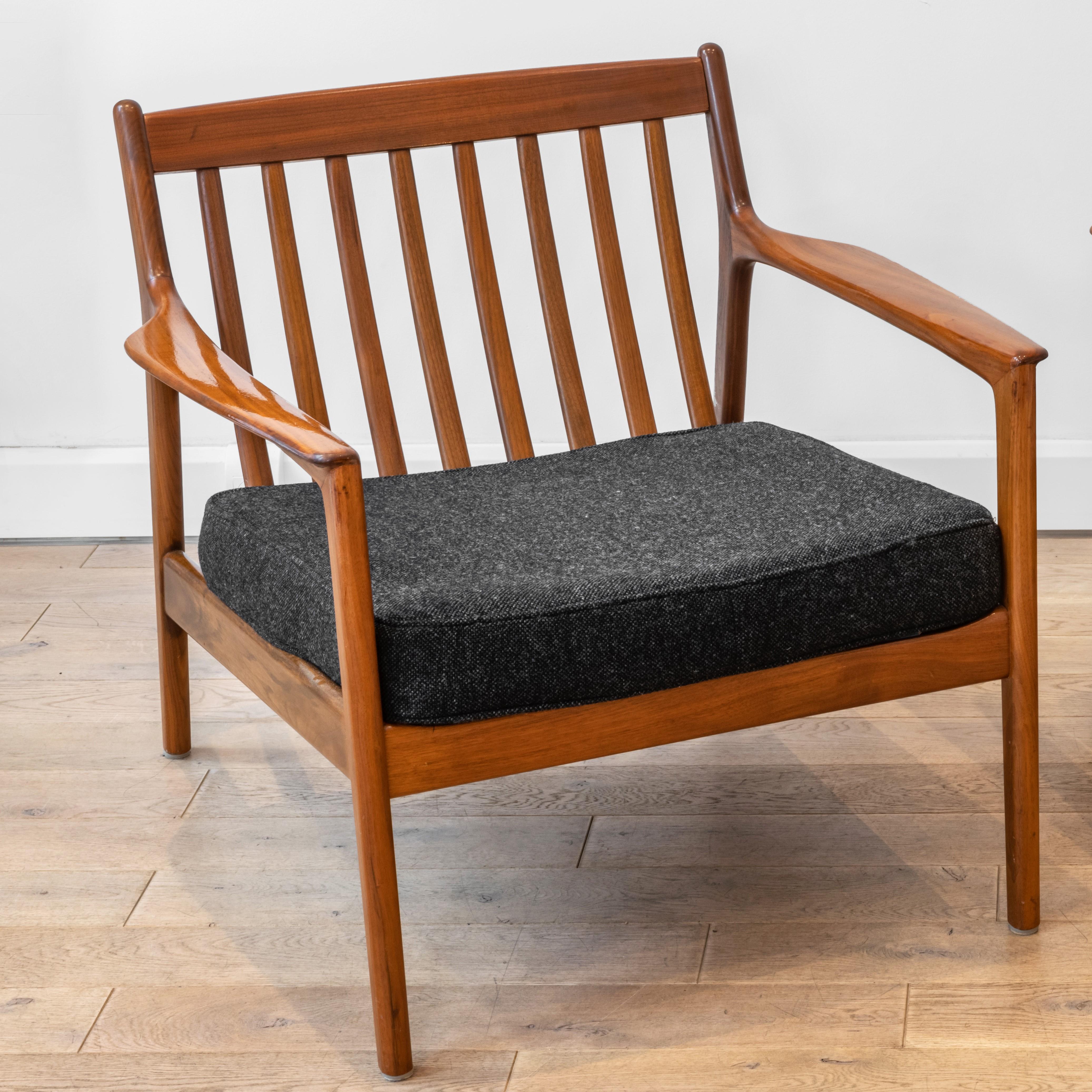 Folke Ohlsson Lounge Chairs USA 75 walnut by DUX In Good Condition In PARIS, FR