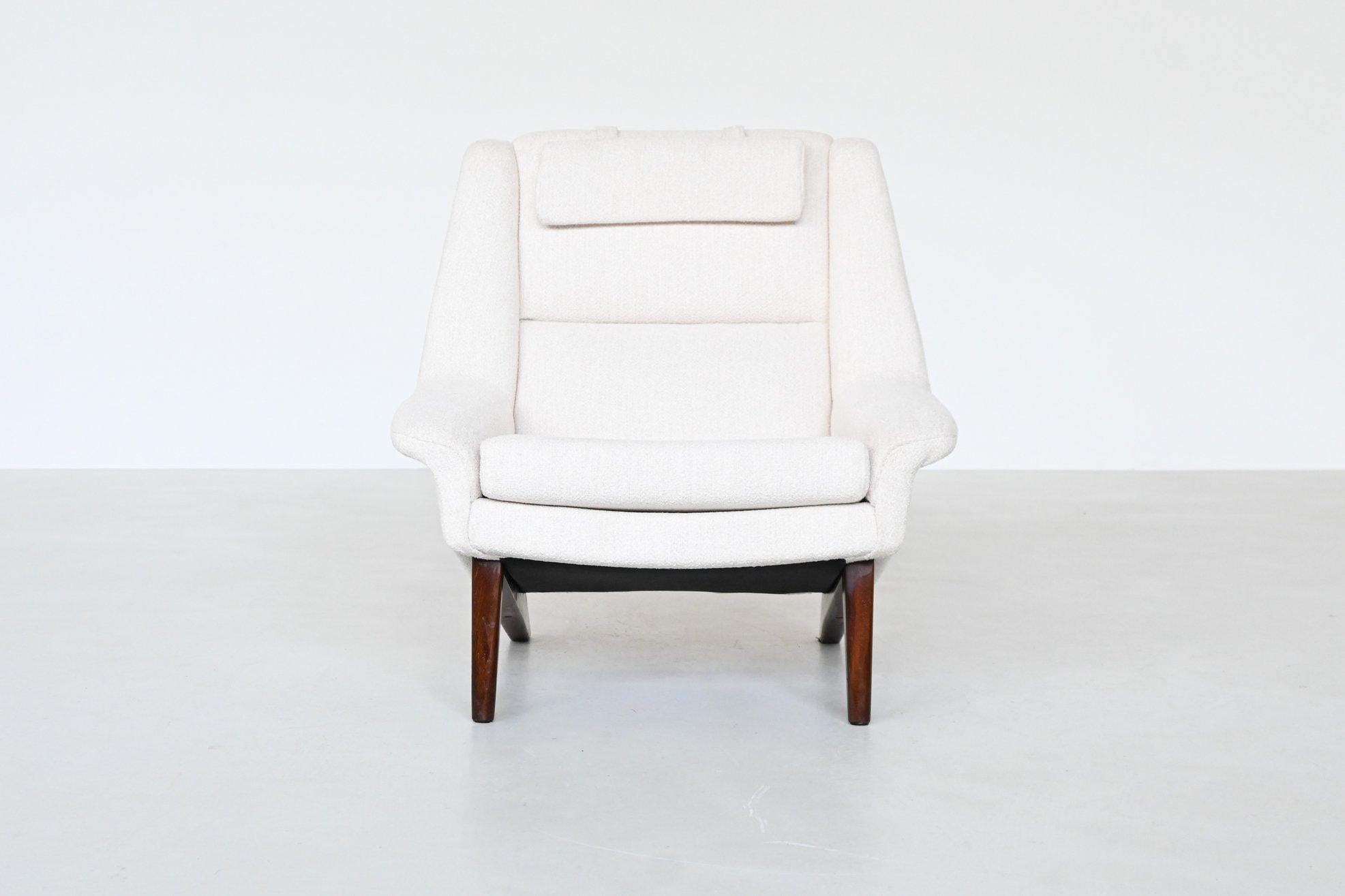 Ce modèle raffiné de chaise longue 4410 a été conçu par Folke Ohlsson pour Fritz Hansen, au Danemark, en 1960. Exemplifiant l'élégance sobre du design danois du milieu du siècle, la chaise équilibre parfaitement le confort et la forme grâce à sa