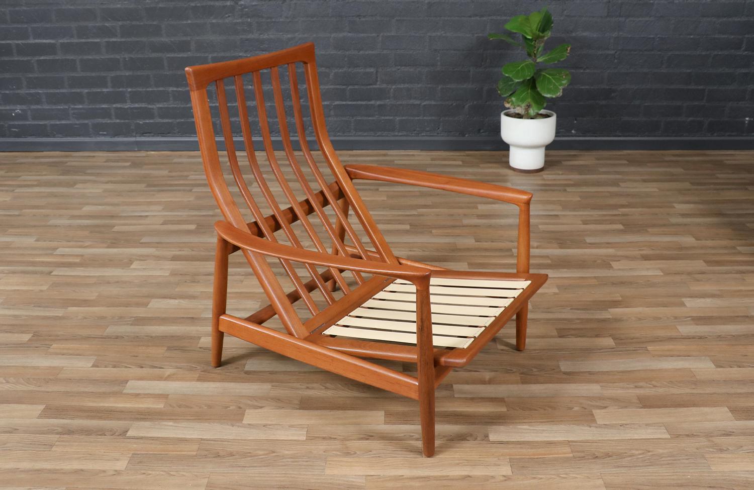 Tissu d'ameublement Folke Ohlsson fauteuil de salon en teck modèle 71-C avec pouf pour Dux en vente