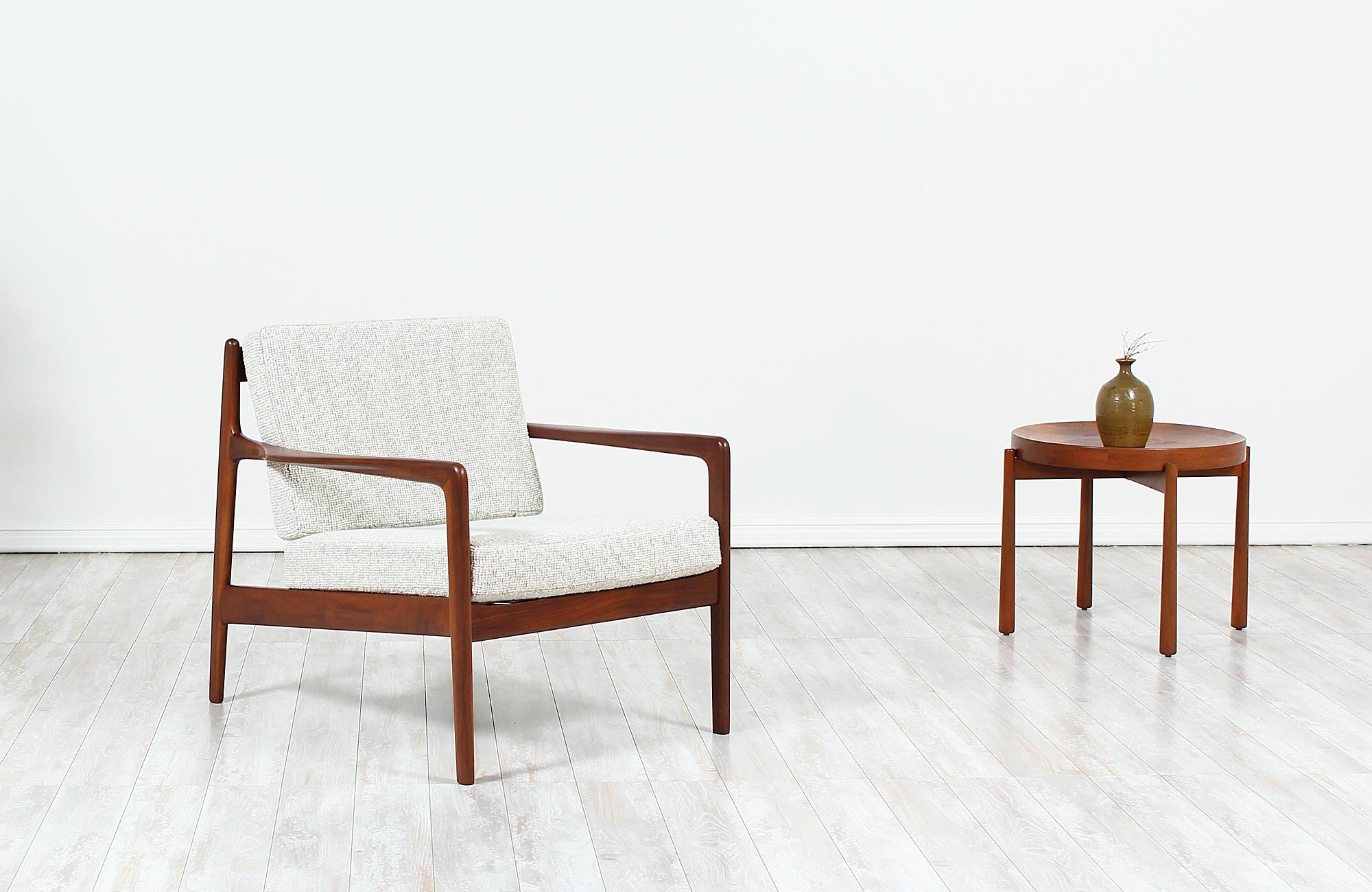 Elegant Model 74-C lounge chair designed by Folke Ohlsson for Dux of Sweden, circa 1950s. This sturdily constructed lounge chair with appropriate proportions and organic contours ensures a comfortable seating experience. Seven vertical slats add