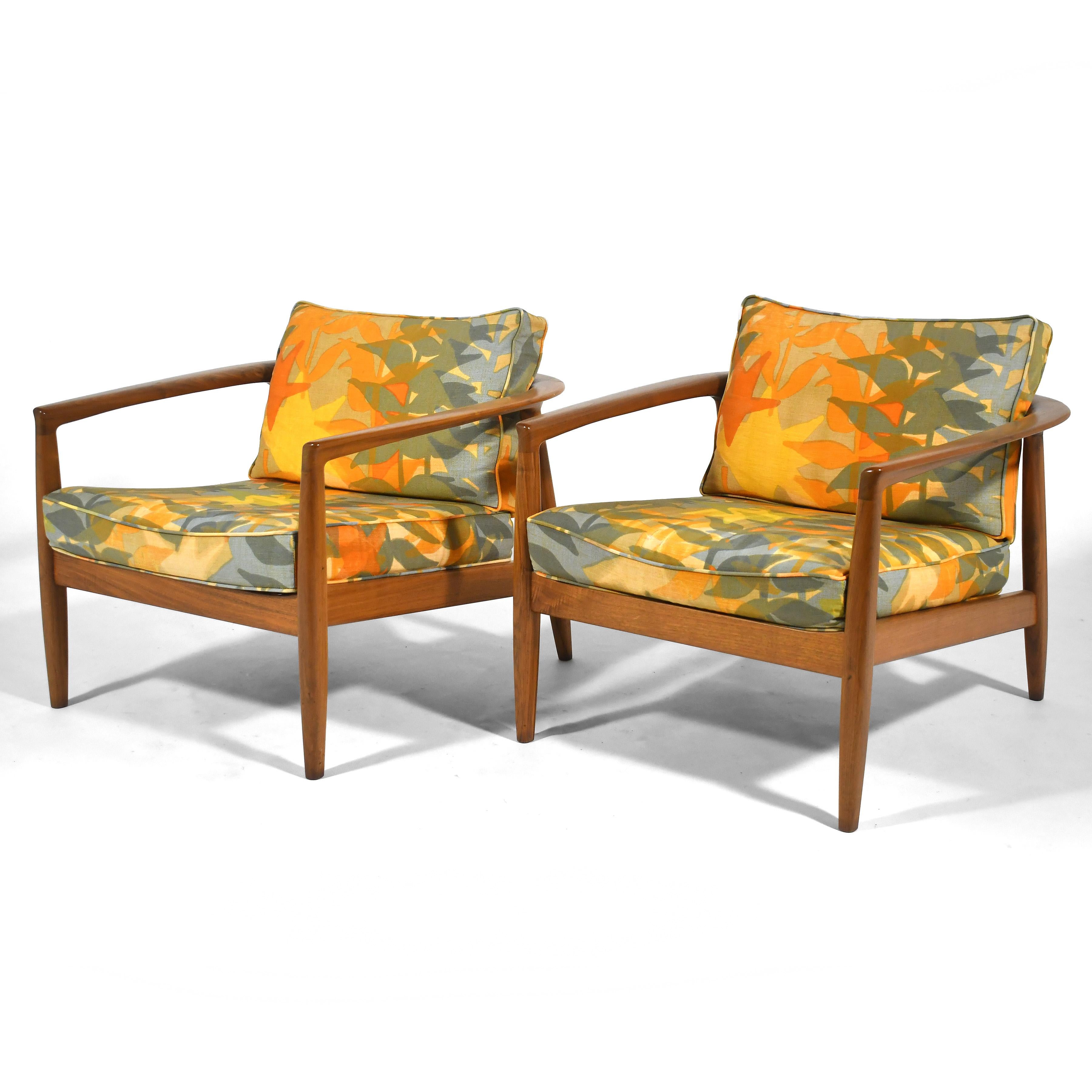Ces magnifiques fauteuils de salon à structure ouverte, conçus par Folke Ohlsson pour DUX, ont des accoudoirs gracieusement sculptés qui rejoignent les pieds fuselés et s'enroulent autour pour soutenir le dossier.

Ils ont conservé leur sellerie