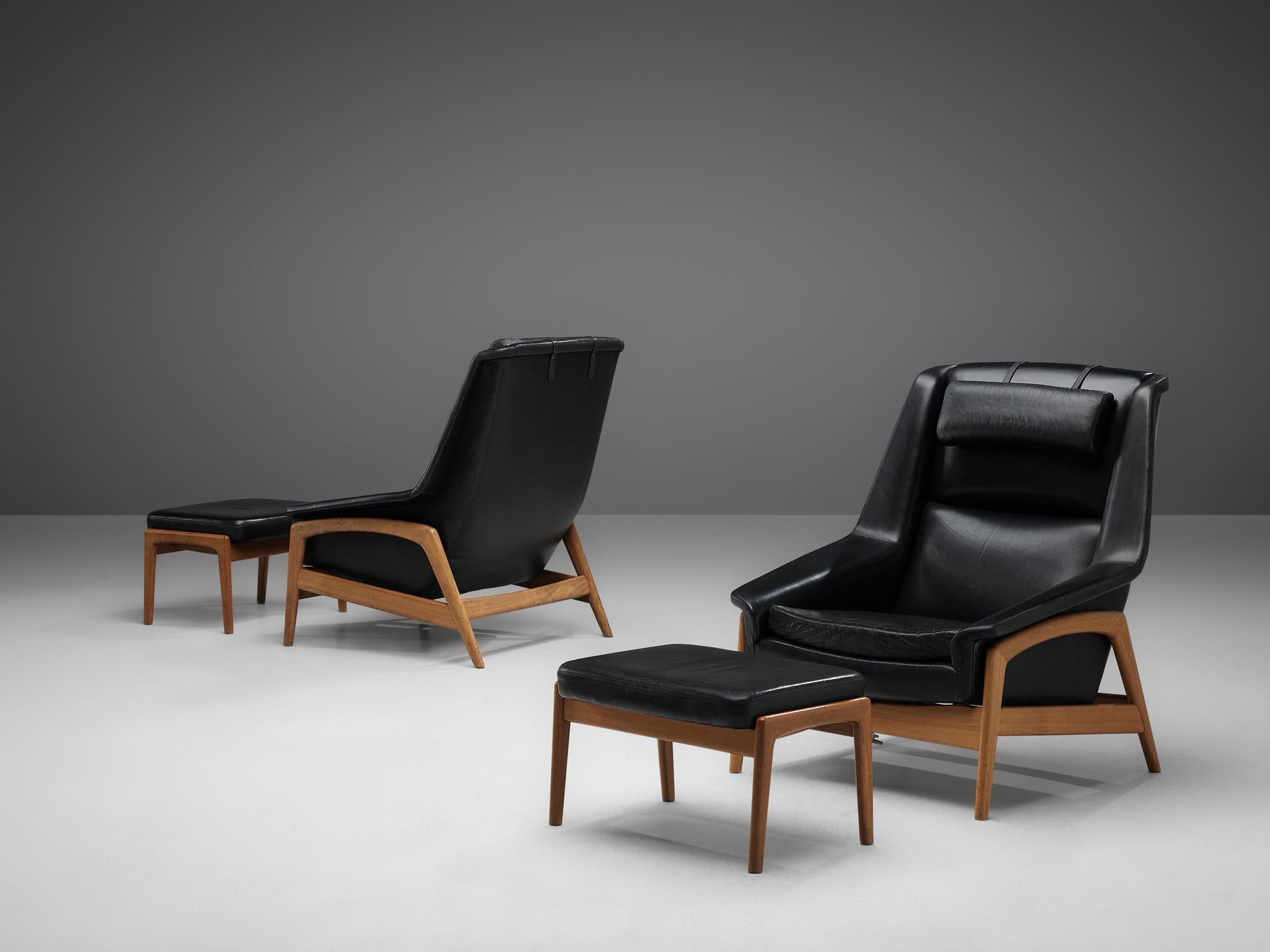 Folke Ohlsson for DUX, pair of lounge chairs, model 'Profil' with ottoman, black leather, oak, Sweden, 1960s

Pair of lounge chairs with ottomans, designed by Folke Ohlsson for DUX. On a bright oakwooden frame sits the bulky seating in black