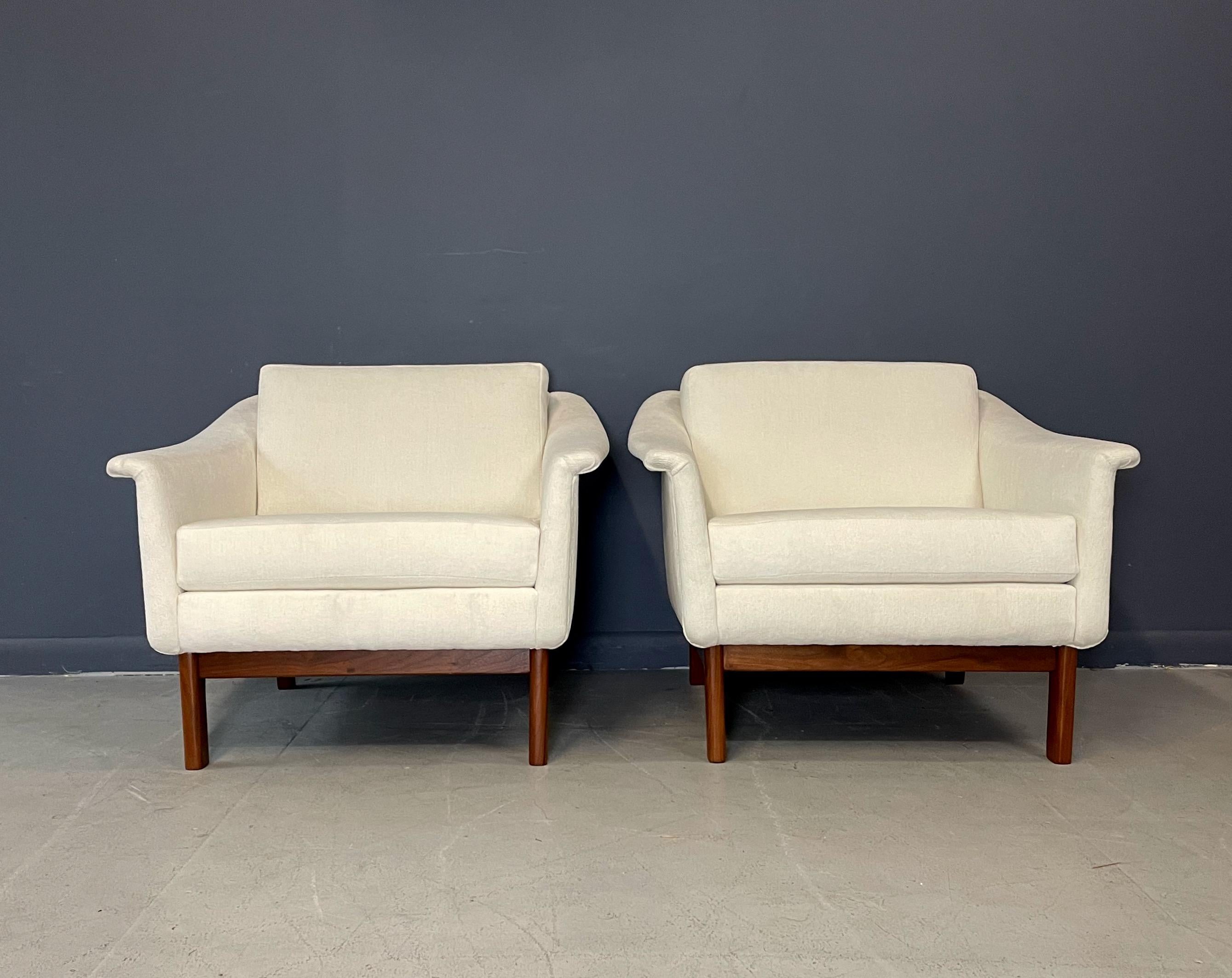 Beautiful lounge chair 'Pasadena' designed by Folke Ohlsson and produced by DUX Ljungs Industrier, Sweden. It is a very solid chair with a textured white velvet upholstery and teak frame all redone to perfection.