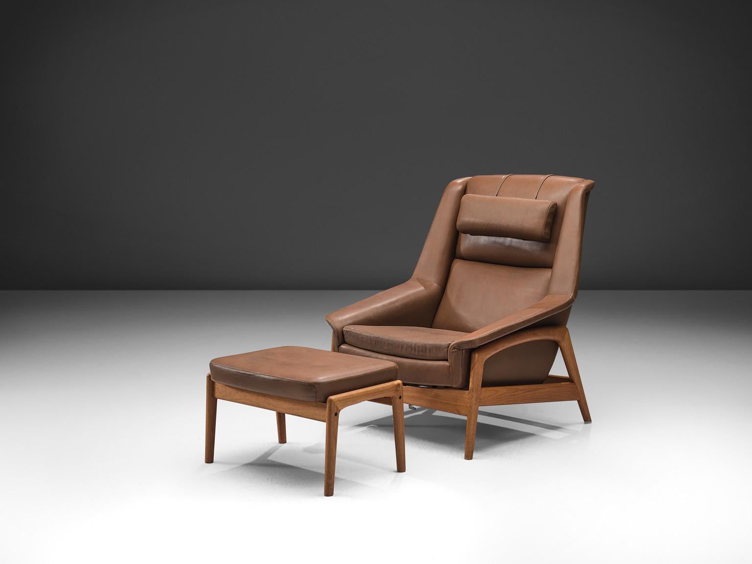 Folke Ohlsson for DUX, lounge chair, model 'Profil' with ottoman, leather, oak, Sweden, 1960s

Lovely lounge chair with ottoman, designed by Folke Ohlsson for DUX. On a bright oak wood frame surrounds the seating in brown leather upholstery.