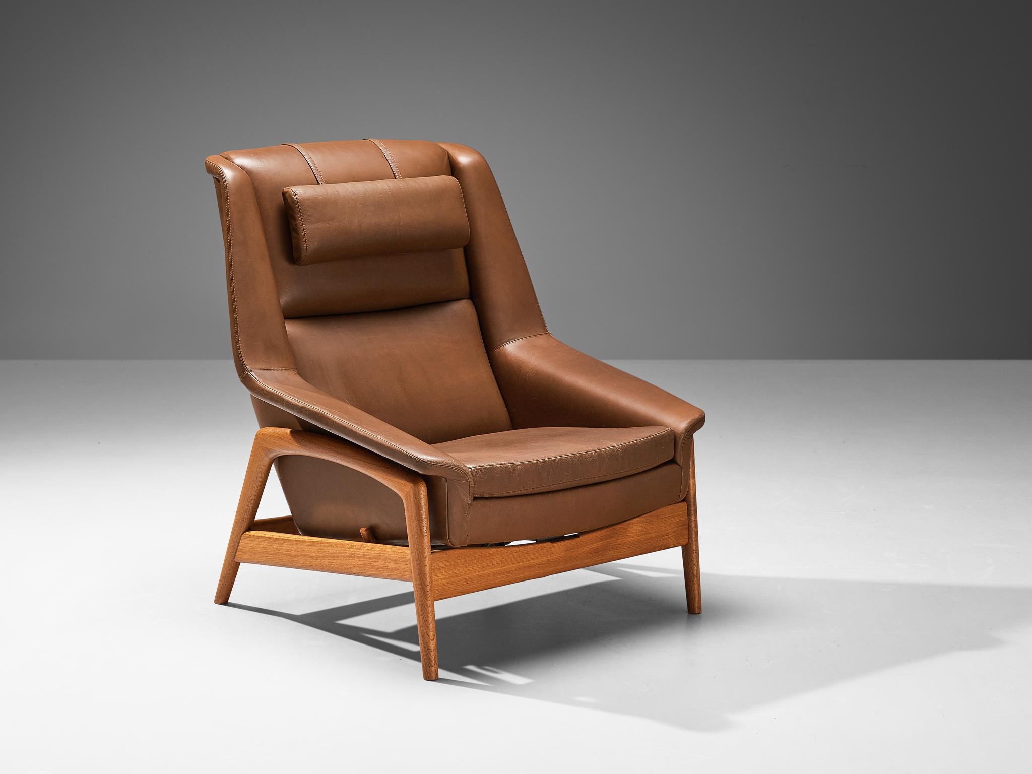 Folke Ohlsson for DUX, lounge chair, model 'Profil', leather, oak, Sweden, 1960s

Lovely lounge chair designed by Folke Ohlsson for DUX. On a bright oak wood frame surrounds the seating in brown leather upholstery. Appearing like one piece the high