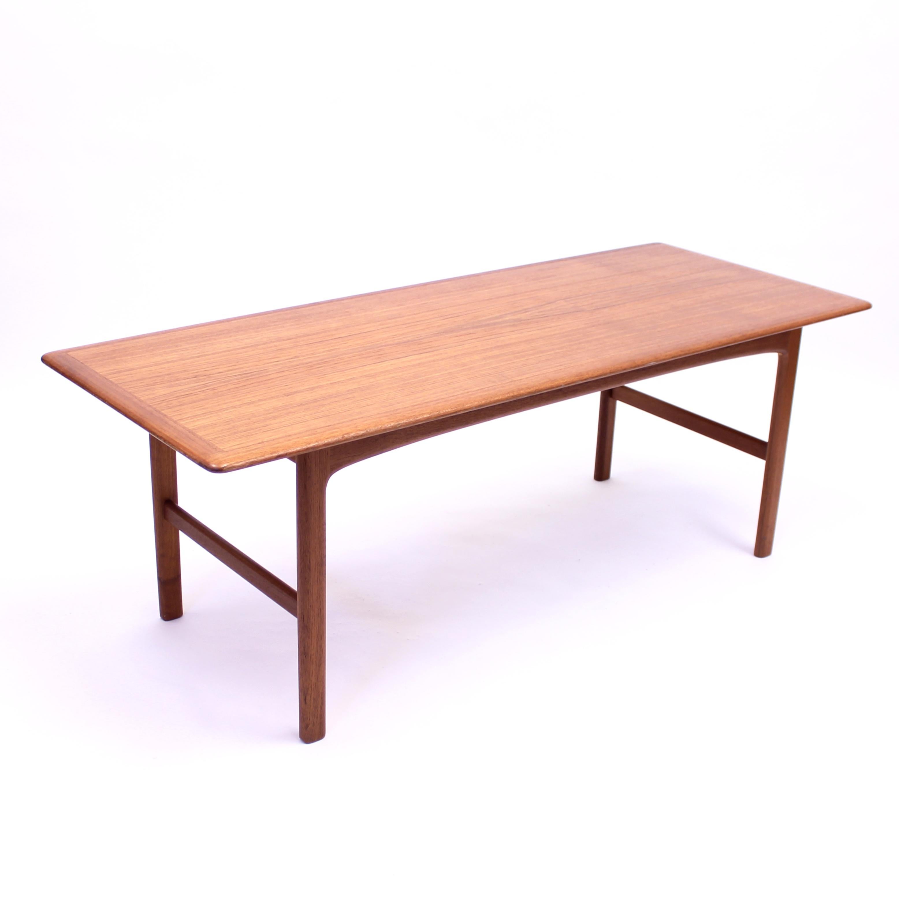 Teak coffee table, model Rapsodi, by renowned Swedish designer Folke Ohlsson for Tingströms and the Bra Bohag series. Very good untouched vintage condition with light ware consistent with age and use.