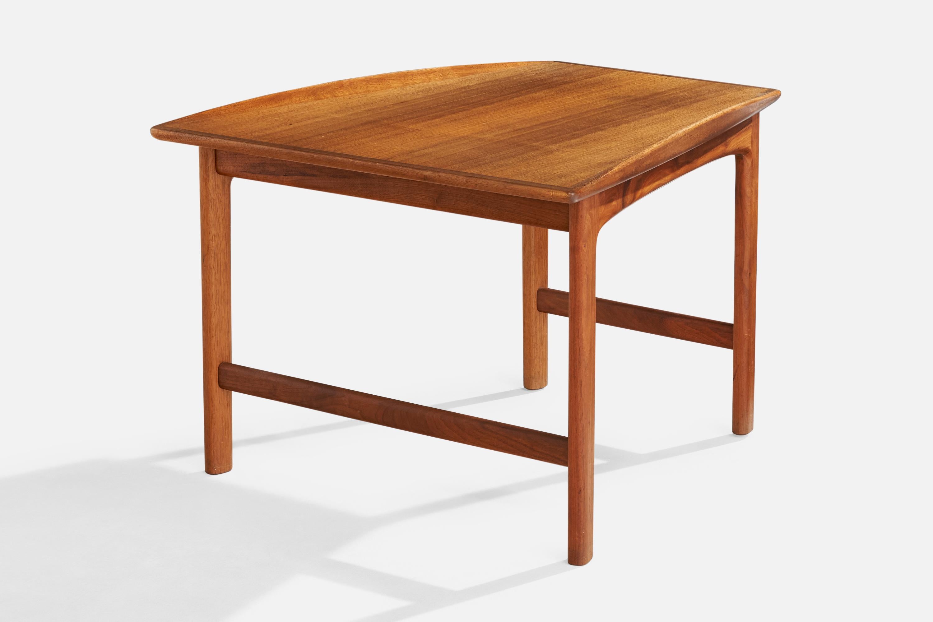 Beistelltisch aus Nussbaumholz, entworfen von Folke Ohlsson und hergestellt von Tingströms, Schweden, ca. 1960er Jahre.

Abmessungen: 20,9