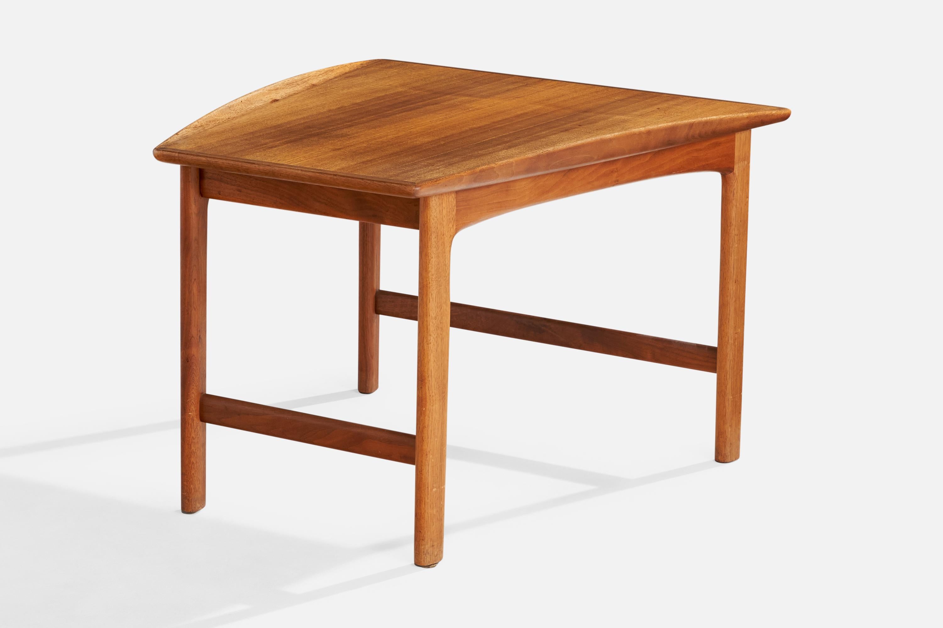 Folke Ohlsson, Beistelltisch, Nussbaum, Schweden, 1960er Jahre im Zustand „Gut“ im Angebot in High Point, NC