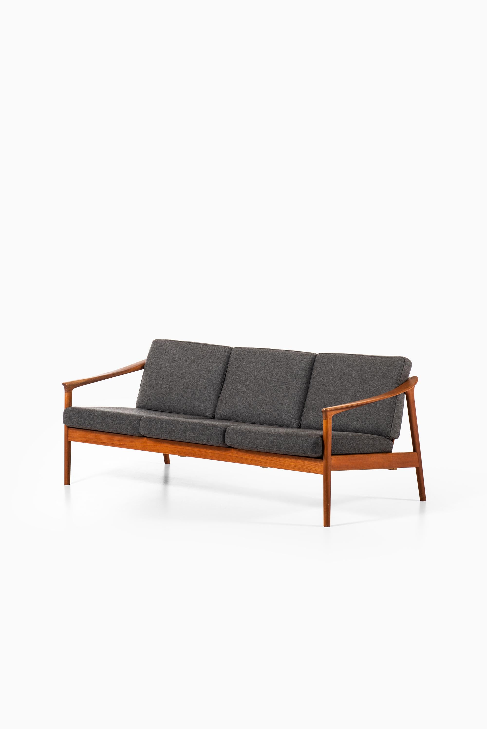 Scandinavian Modern Folke Ohlsson Sofa Model Colorado Produced by Bodafors in Sweden For Sale