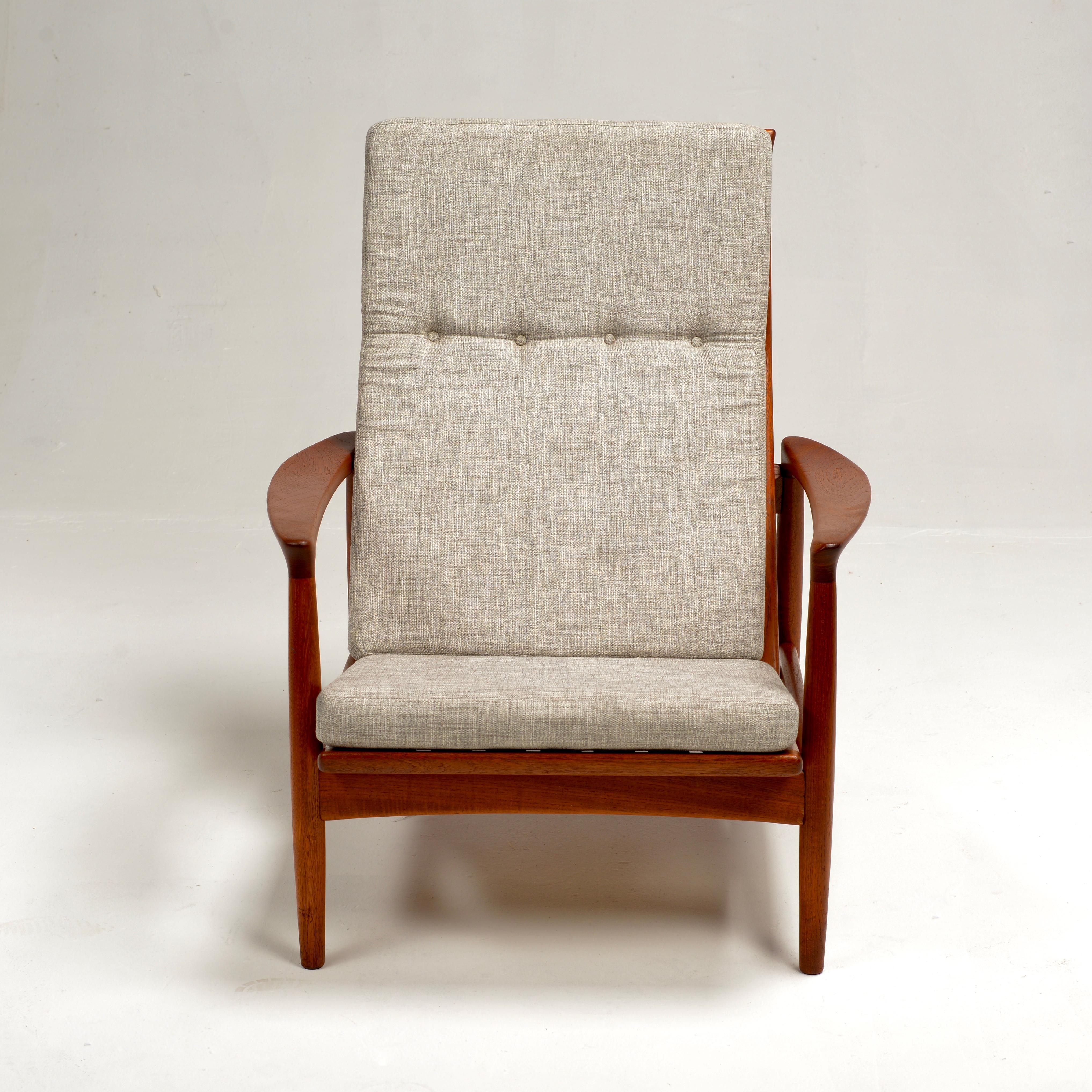 La rara sedia da salotto in teak con schienale alto 