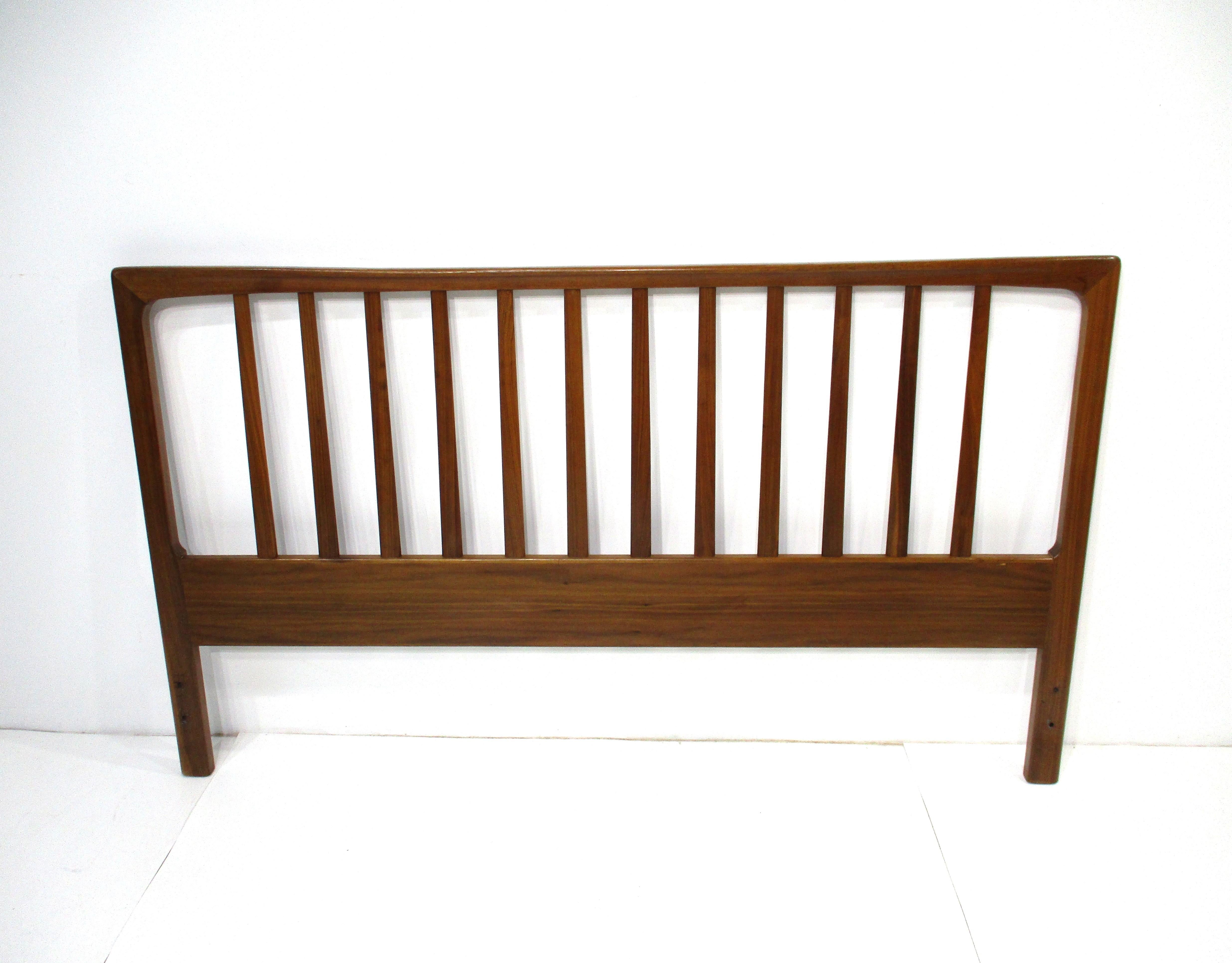 Tête de lit queen en bois de teck avec des coins arrondis et un bord supérieur sculptural pour une esthétique simple et riche. Conçu par Folke Ohlsson pour l'emblématique entreprise de mobilier scandinave moderne du milieu du siècle, Dux.  Basé en