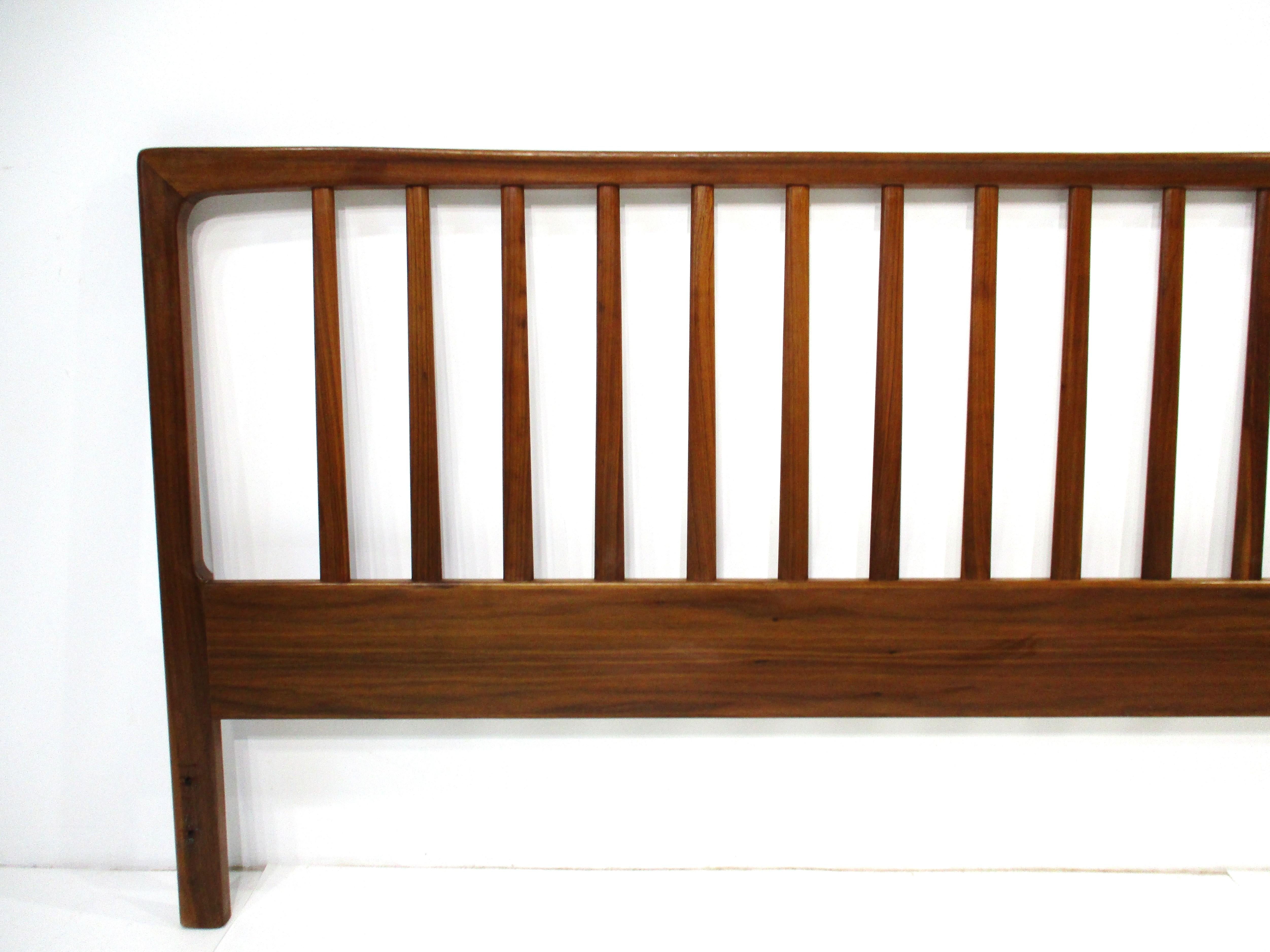 Mid-Century Modern Folke Ohlsson Tête de lit Queen en noyer Dux Danemark en vente