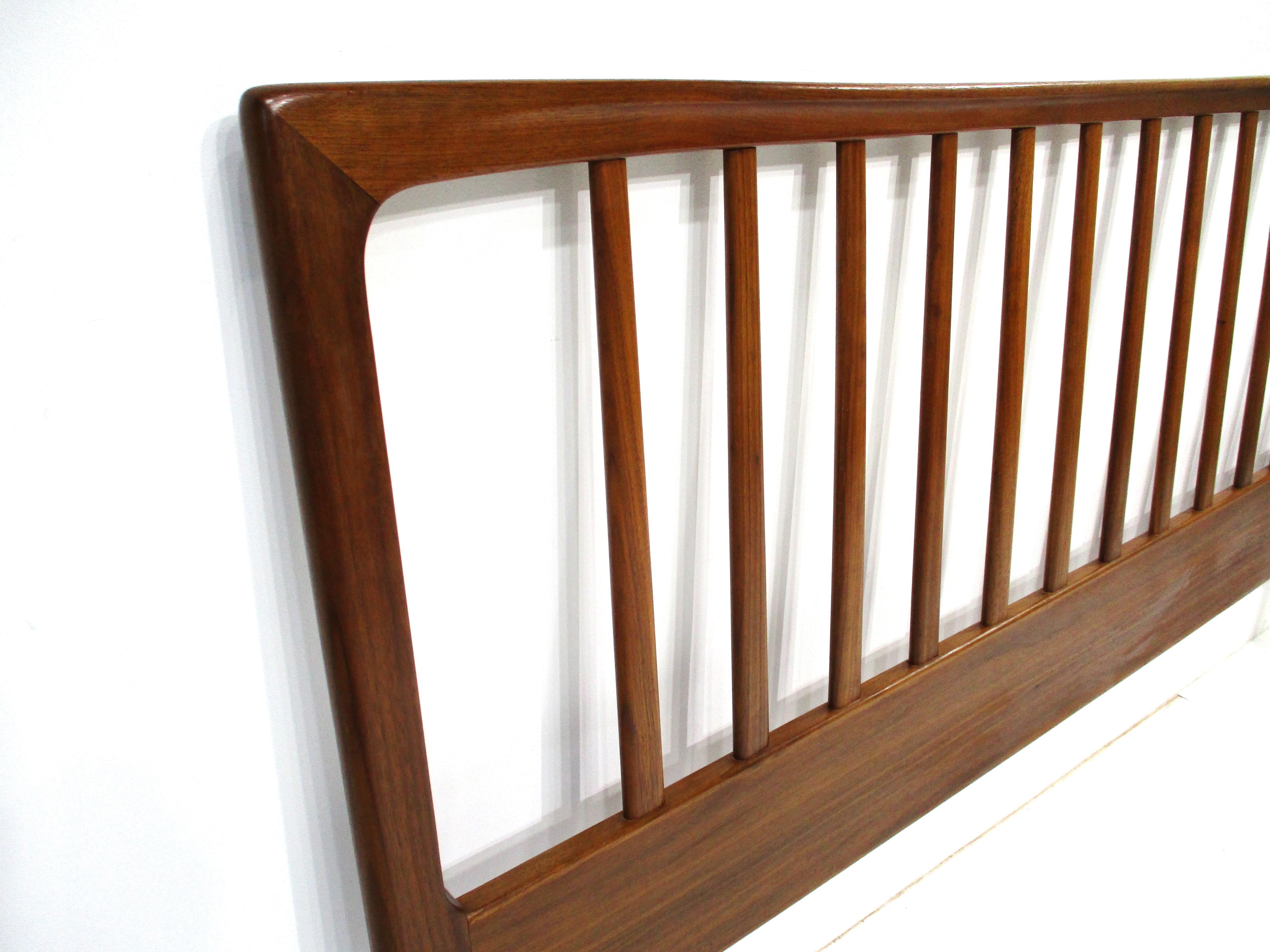 Folke Ohlsson Tête de lit Queen en noyer Dux Danemark Bon état - En vente à Cincinnati, OH