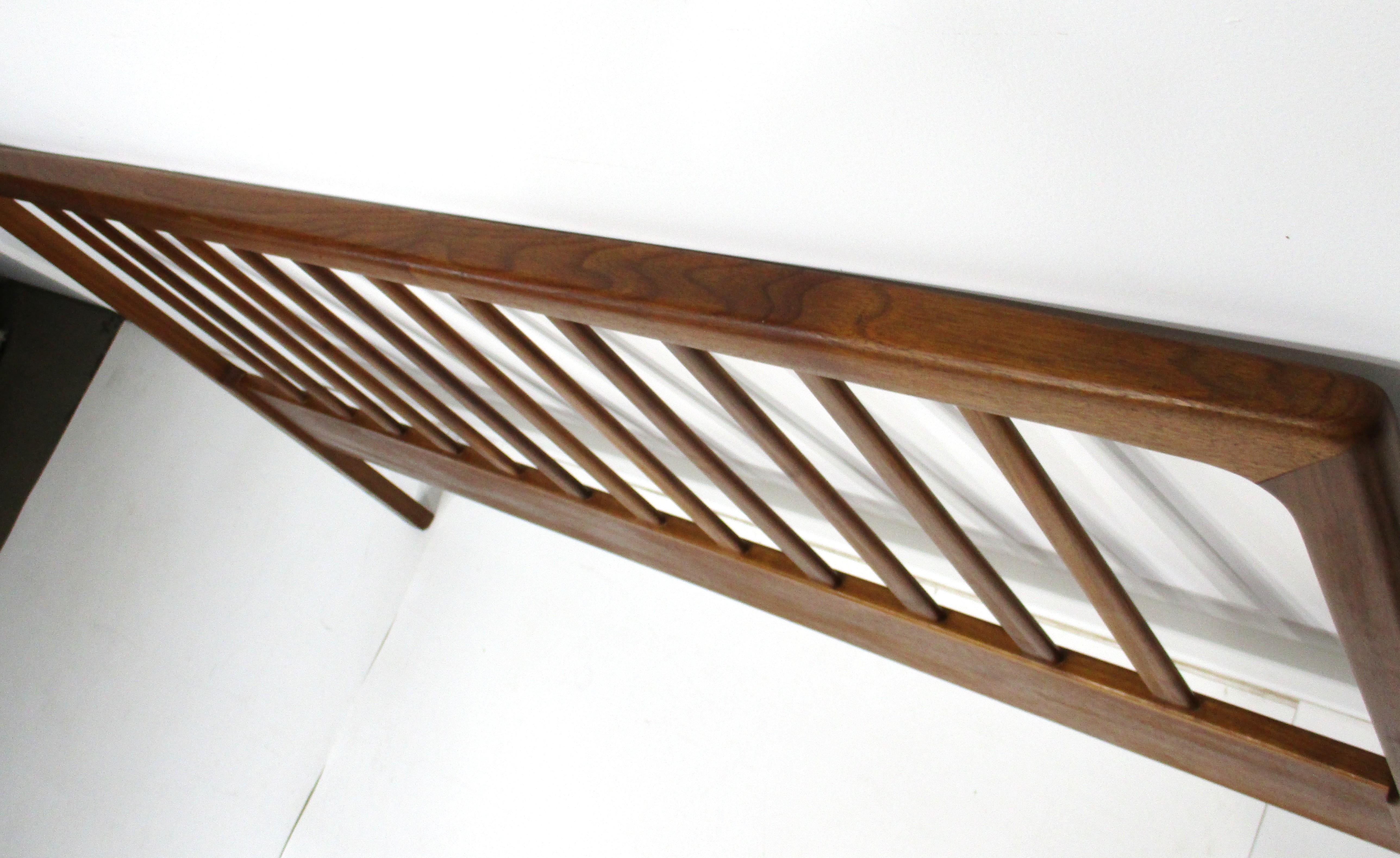 Teck Folke Ohlsson Tête de lit Queen en noyer Dux Danemark en vente