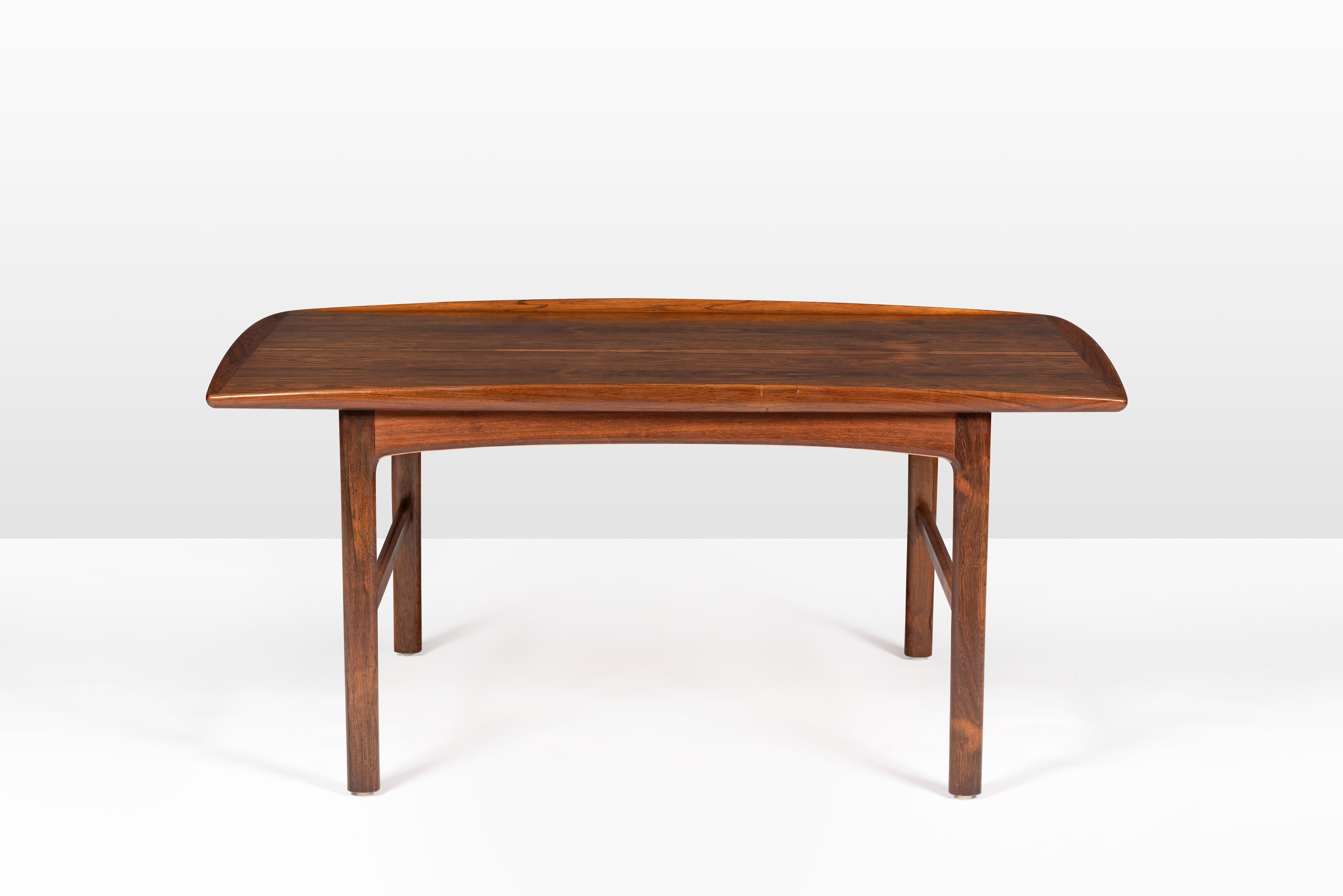 This elegant Danish modern midcentury surfboard coffee table model ‘Frisco’ was designed by Folke Ohlsson for Bra Bohag for Tingströms in the 1960s. Is flanked by raised lips on the sides.