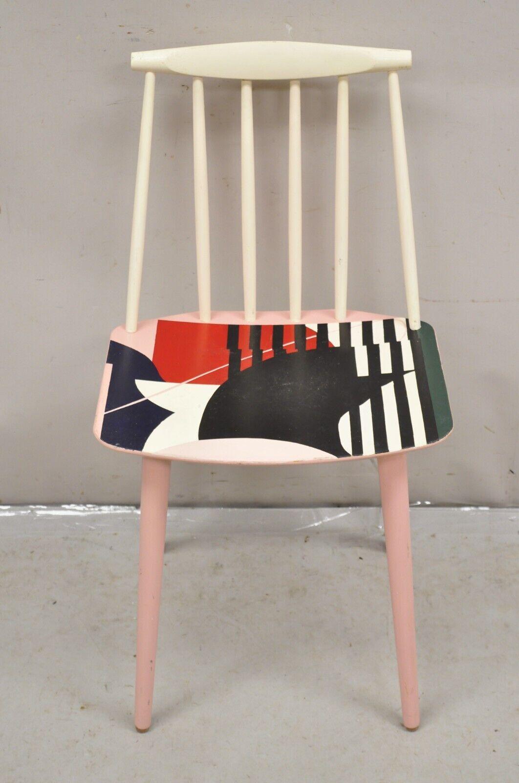 KAY Folke Pålsson J77 Dining Side Chair mit abstraktem handgemaltem Kunstwerk, signiert KMAC. Bemalt in verschiedenen Farben wie zartrosa, weiß, schwarz, grün, blau und rot. CIRCA Spätes 20. Jahrhundert. Abmessungen: 31,5