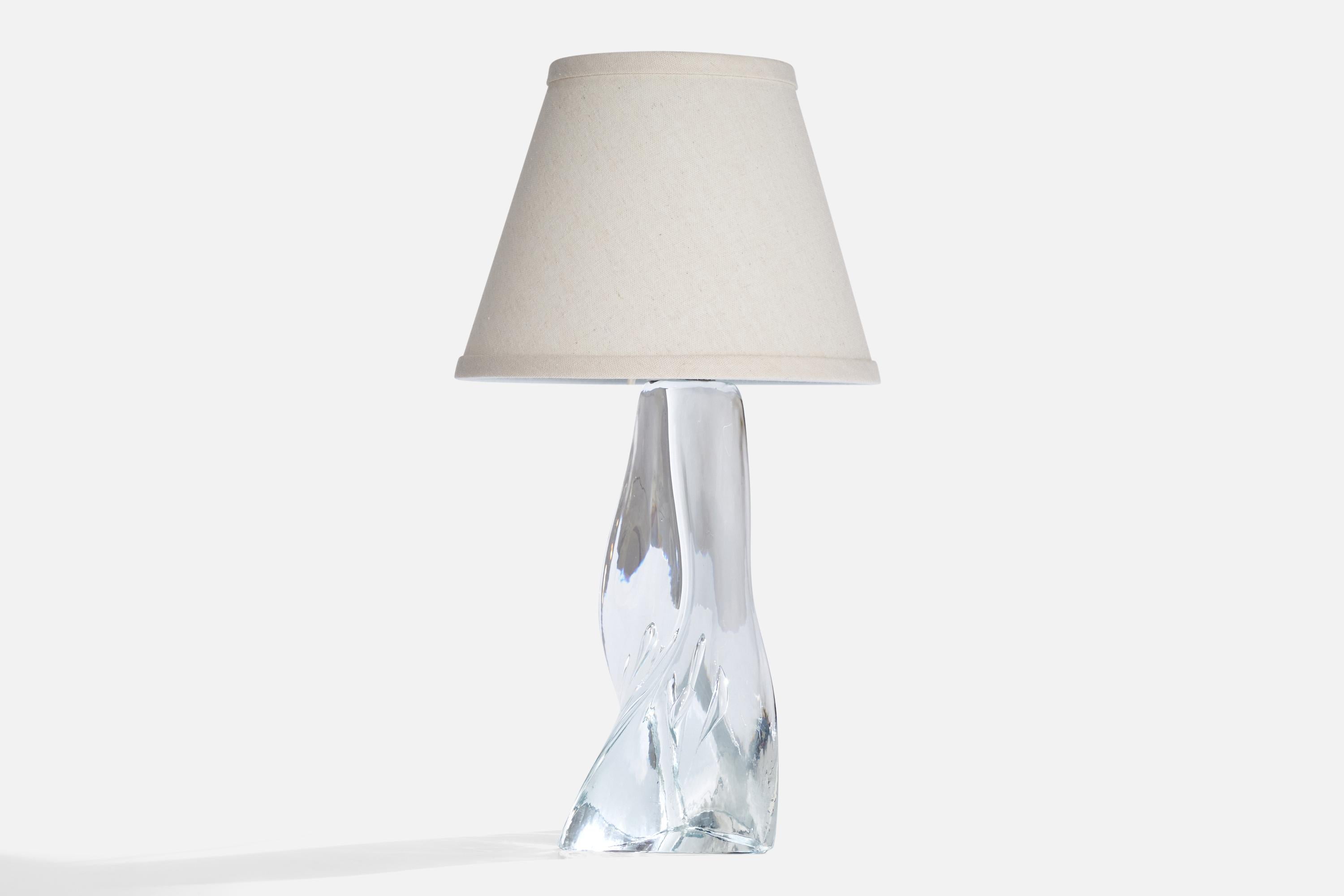 Lampe de table en verre soufflé conçue par Folk Walking et produite par Målerås Glasbruk, Suède, c. années 1960.

Dimensions de la lampe (pouces) : 13.75