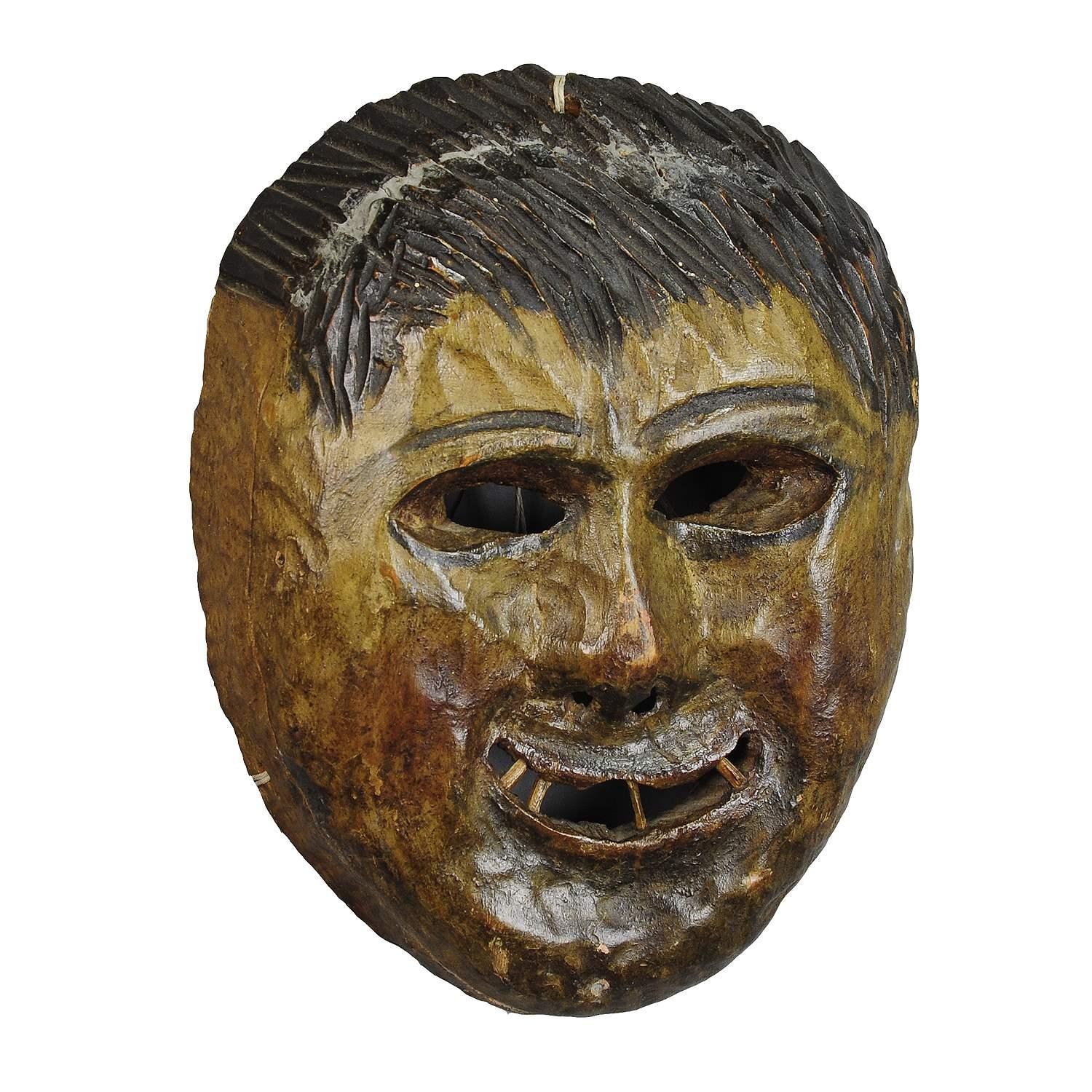 Folksy Masque de carnaval tyrolien Fasnet sculpté à la main

Masque de carnaval folklorique en bois sculpté de la région du Tyrol du Sud. Ces masques sont utilisés en Autriche, en Allemagne du Sud et en Italie lors des activités du carnaval