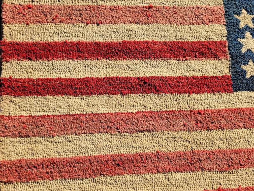 Alfombra Folky Hand Hooked con Bandera Americana Invertida del Siglo XIX Adirondack en venta