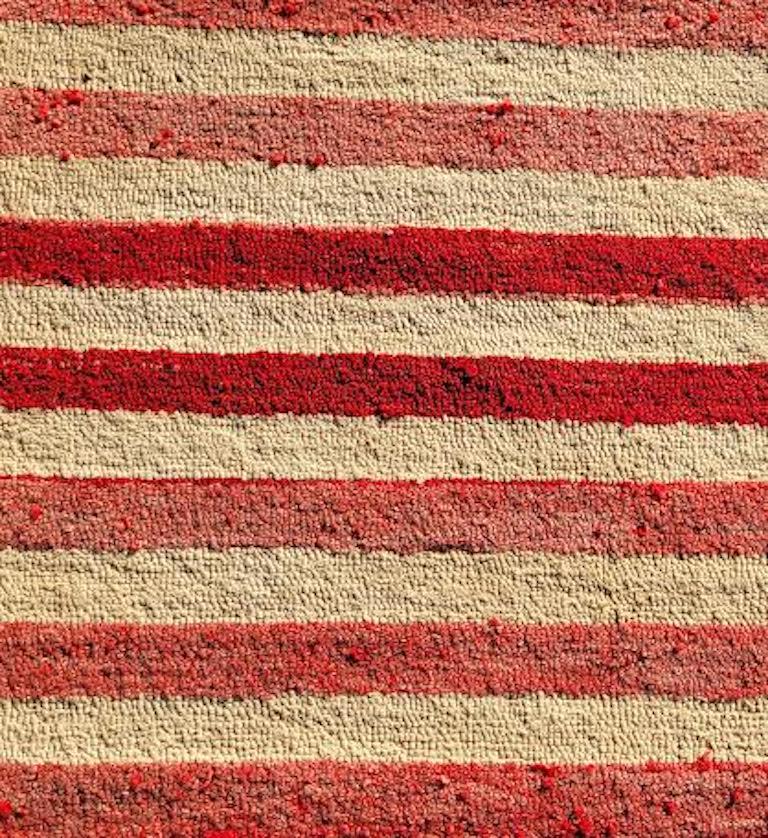 Alfombra Folky Hand Hooked con Bandera Americana Invertida del Siglo XIX Anudado a mano en venta
