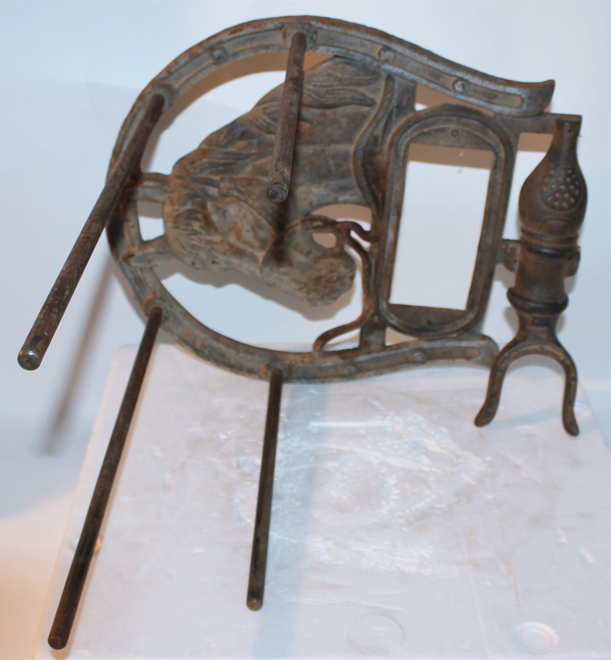 Folky Eiserner Stiefeljacke & Regal aus dem frühen 20. Jahrhundert (Maschinell gefertigt) im Angebot